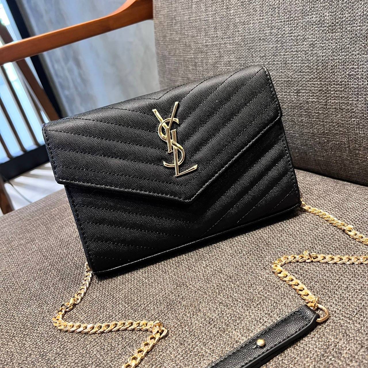 ไม่เคยผิดหวังจริงๆ!! กับรุ่นที่สาวๆรู้กัน Yves Saint laurent clutch bag with chain กระเป๋าสะพายทรง woc สุดฮอต ดีไซน์เรียบหรู โดดเด่นด้วยโลโก้ด้านหน้า เพิ่มดีเทลความผู้ดี วัสดุหนัง pepble ทนทาน ใช้งานง่ายเพียงแค่เปิด-ปิดด้วยกระดุมแม่เหล็ก ภายในแบ่งสัดส่วนไ