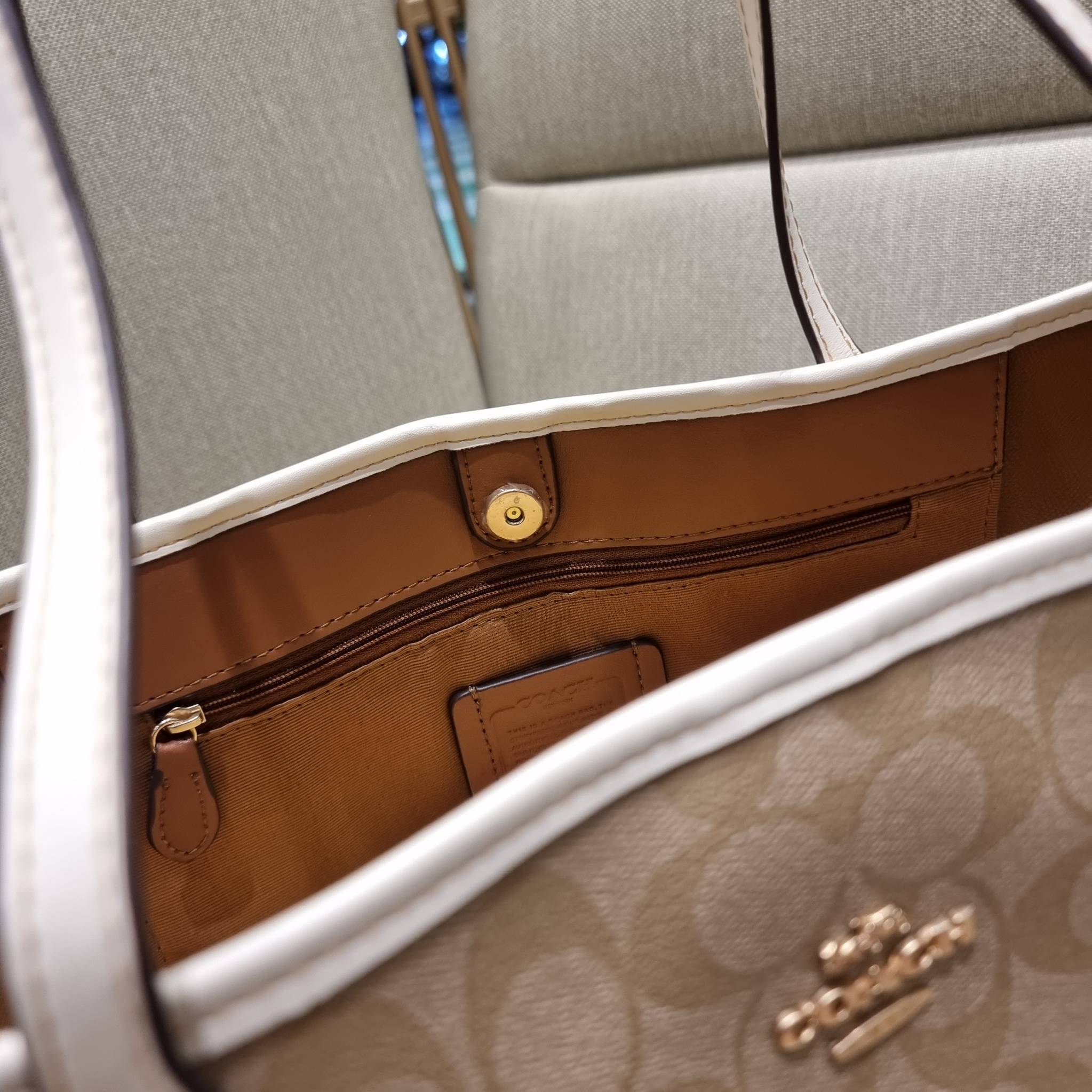 COACH CA607 CITY TOTE IN SIGNATURE CANVAS WITH HORSE AND CARRIAGE PATCHWORK GRAPHIC กระเป๋าทรงโท้ทใบใหญ่ คอลเลคชั่นใหม่ สวยโดดเด่นมากๆ น่ารักน่าใช้ไปอีกด้วยลวดลายซิกเนเจอร์โดดเด่น ใบนี้ใส่ของได้ของครบครัน จุได้แบบไม่ต้องกลัวเต็ม!! วัสดุหนังแคนวาสคุณภาพดี 