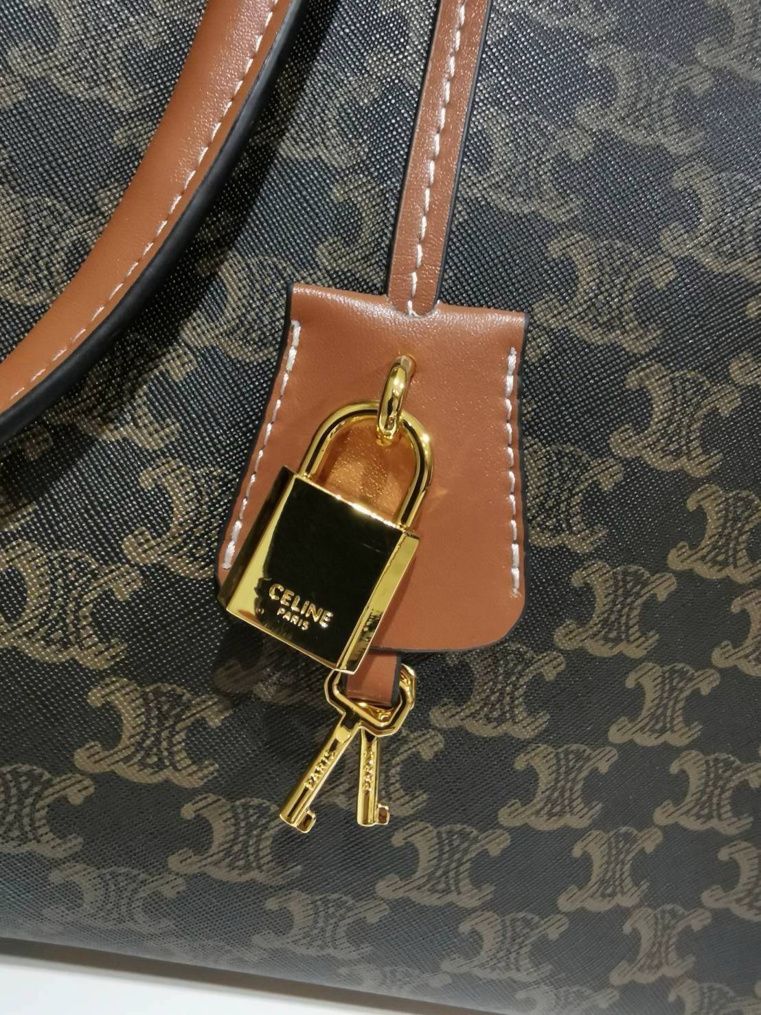 VIP 】CELINE LARGE TOTE BAG VIP GIFT WITH PURCHASE (GWP) กระเป๋าพรีเมี่ยมกิ๊ฟ Limited จาก CELINE HAUTE PARFUME DUTYFREE COUNTER วัสดุ TRIOMPHE CANVAS หนังแท้สวยอยู่ทรงดีไซน์หรูคลาสสิค มาพร้อมTAGสายหนังห้อยกุญแจทอง ภายในโล่งกว้างมีช่องซิป หัวซิปแบรนด์ สามาร