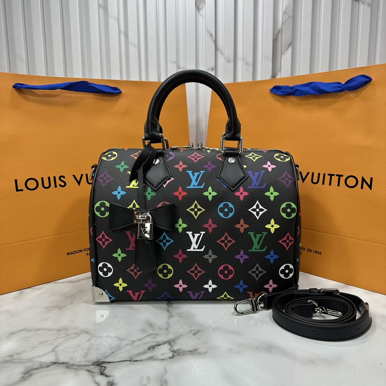 LV x TM Speedy Bandoulière 25 bag กระเป๋าทรงหมอน รุ่นใหม่ท็อปฮิต สวยหรูโดดเด่น มีชีวิตชีวาในคอลเล็คชั่น LV x Murakami ด้วยลายโมโนแกรมสุดไอคอนิกเปี่ยมสีสันที่รังสรรค์ขึ้นใหม่