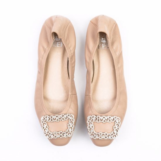 New In กับรองเท้า KEEP รุ่น BALELA FLAT SHOES ดีเทลรองเท้า = รองเท้า หนังแกะแท้ทั้งคู่ ( ด้านนอก และ ซับในด้านใน ) ผิวสัมผัสละเอียด ใส่แล้วสบายเท้ามากๆ มากๆค่า =รุ่นนี้ หน้าเท้ากระชับเก็บรูปเท้า เน้นช่วงเท้าเรียวขึ้น = พื้นรองเท้า เสริมแผ่นรองเท้า หนา - น