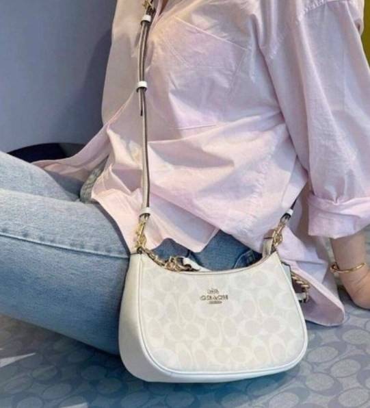 พร้อมส่งครบสี สวยทุกสีเลยค่า😘 ((CA173//CA209//CA548)) COACH TERI SHOULDER BAG 🔹กระเป๋าทรงพอช ในรูปแบบหนังแท้ หนังนิ่มสวยมากค่ะ