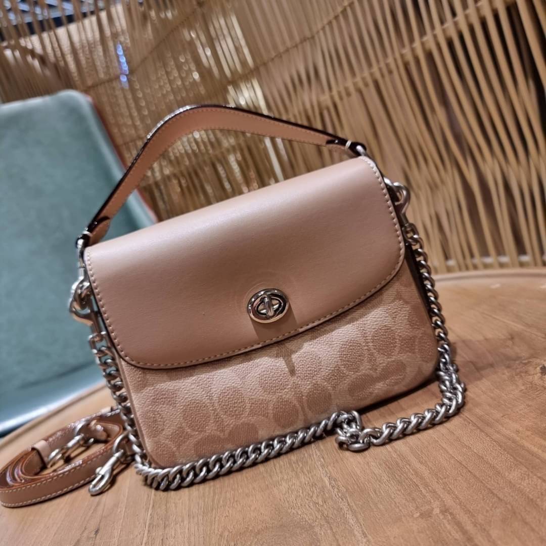 COACH 89089 CASSIE CROSSBODY 19 IN SIGNATURE CANVAS คัมแบ็คแล้วจ้า!! เรียบหรู ดูดี ต้องไอเท็มนี้เลย!! กระเป๋าสะพายข้าง สุดพิเศษ!! มีสายมาให้ถึง 3 แบบ!! สลับใช้แมทช์ตามสไตล์ได้เลย วัสดุหนังแคนวาสสลับหนังแท้ บอกเลยว่าสวยทุกสีนะคอลนี้ เปิด-ปิดด้วยตัวบิดล็อค 
