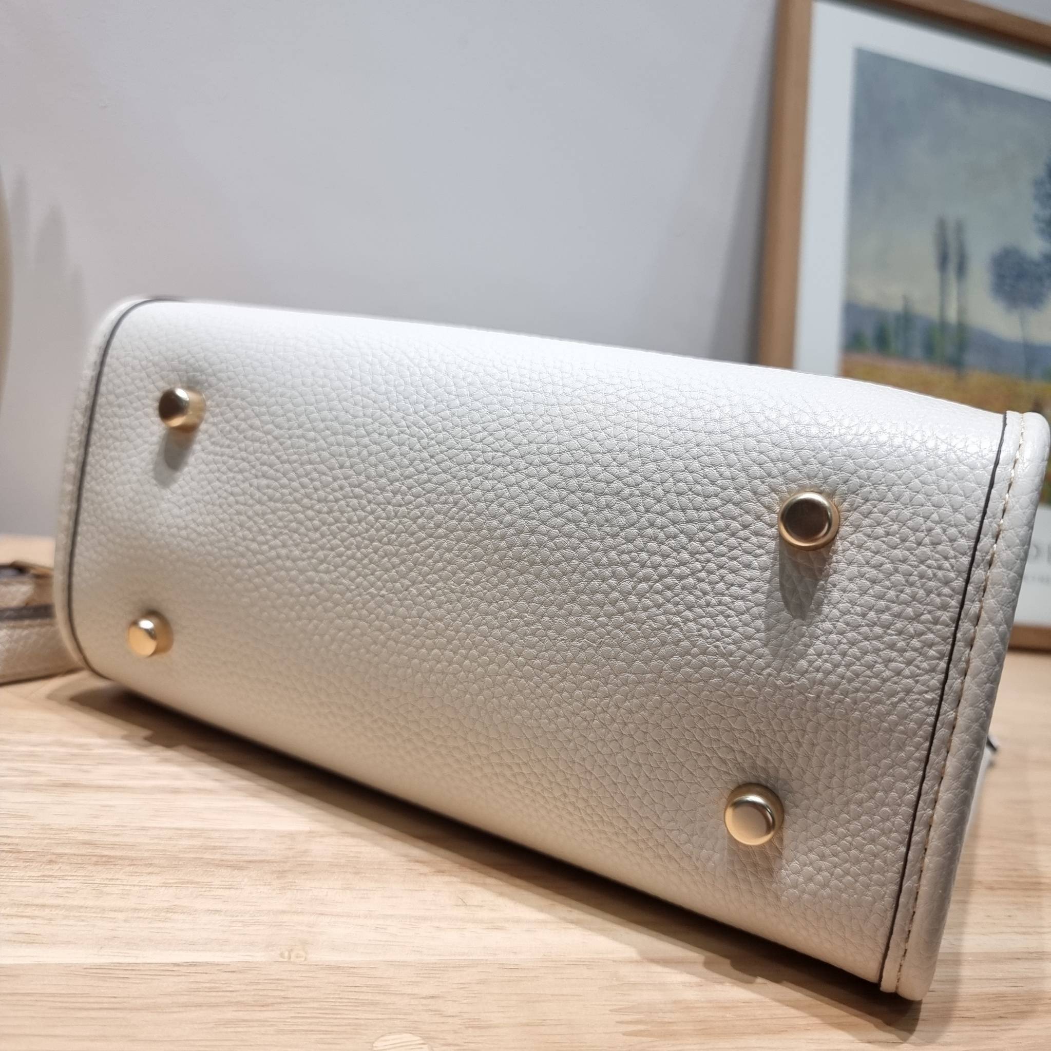 Coach X Peanuts Dempsey Tote 22 With Snoopy And Friends Motif CE850 คอลเลคชั่นใหม่ น้องน่ารักเกินต้านไปมาก!! กับกระเป๋าทรงโท้ท ไซส์กำลังสวย ดีไซน์ ลายการ์ตูนยอดฮิต ที่ใครๆก็ต้องรู้จัก พิมพ์คมชัดลงบนหนัง pepble ผิวสัมน่าใช้ ปากกระเป๋ามีกระดุมแม่เหล็กปิดกัน