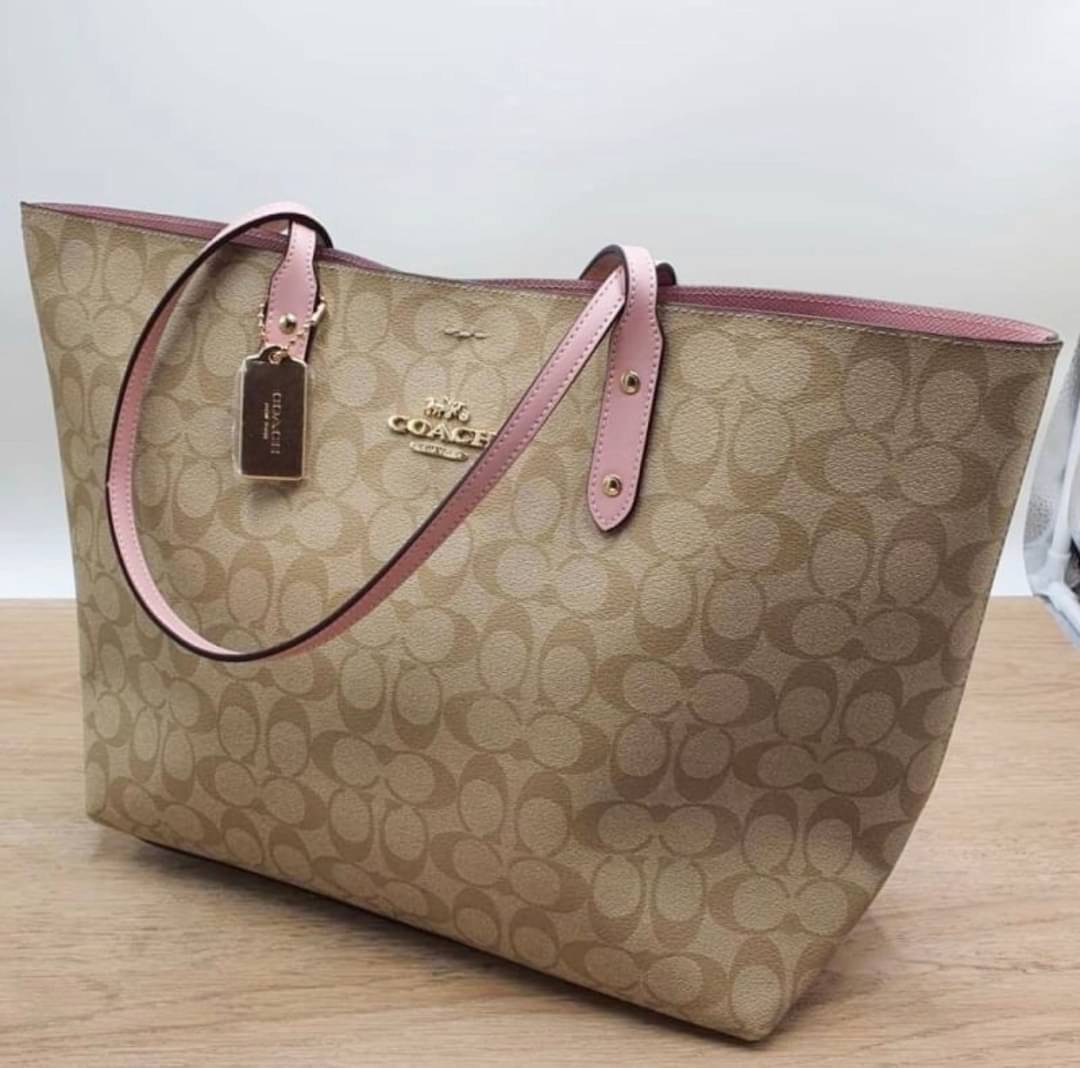 รุ่นยอดนิยม COACH TOWNTOTE IN SIGNATURE CANVAS F76636 กลับใช้ได้ทั้งสองด้าน ใบขนาดใหญ่จุใจ ใส่ของได้เยอะมากกก เป็นรุ่นที่สวยตลอดกาล ควรมีติดตู้ไว้เลยค่าา