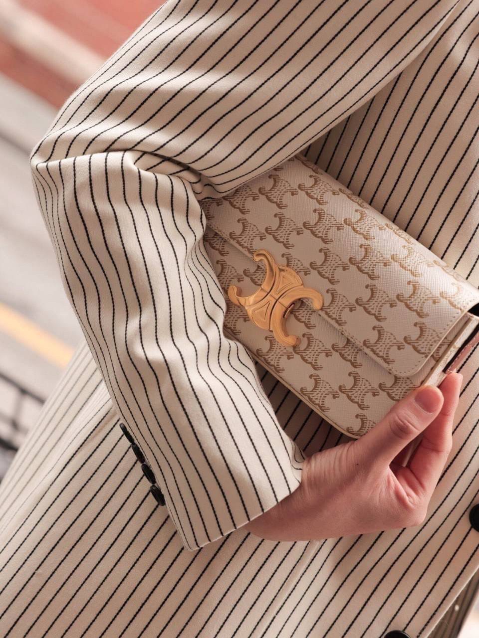 พร้อมส่งที่ไทยแล้วกับ CELINE TRIOMPHE SHOULDER BAG หนังทั้งใบลายสวยหรู ด้านในเปิดด้วยด้วยที่บีบโลโก้อะไหล่ทอง จุของได้กำลังดี ใส่โทรศัพท์ กระเป๋าสตางค์ใบสั้น ของจุกจิกได้ เหมาะกับสาวๆในวัน