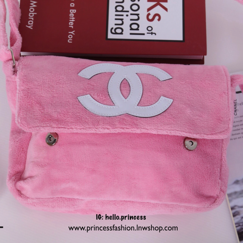 Chanel Beaute Crossbody Bag กระเป๋าสะพาย VIP GIFT ของแท้ จาก Chanel Cosmetic แท้💯 วัสดุขนวูลหนานุ่ม ตัดโลโก้แบรนด์หนังสีขาวสวยโดดเด่น น้ำหนักเบา เปิดปิดด้วยฝาปิดกระดุมแม่เหล็ก ใบใหญ่กำลังดี ใส่ iPad, กระเป๋าสตางค์ใบยาว, และของจุกจิกได้เยอะ มาพร้อม