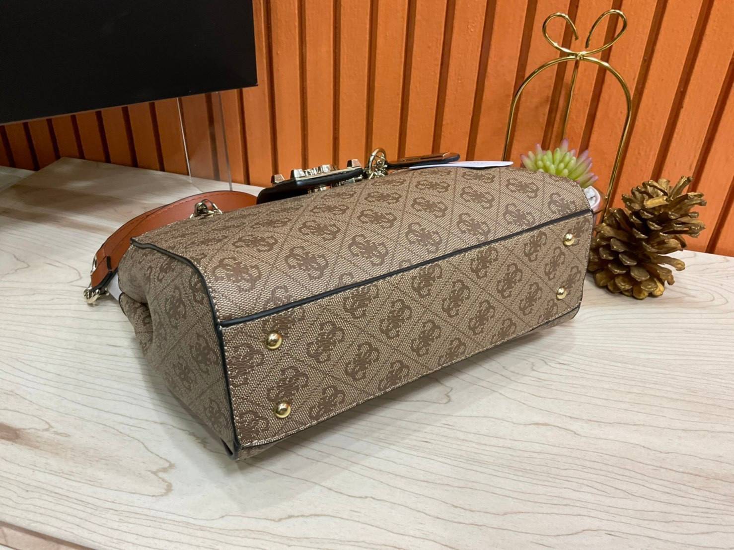 กระเป๋าสะพายไหล่ Guess Logo City Small Society Satchel กระเป๋าสะพายไหล่ ขนาดกำลังดี วัสดุ pu สวยอยู่ทรง มาพร้อมพวงกุญแจน่ารักๆ ถอดออกได้ ด้านหน้าประดับโลโก้แบรนด์ เปิดปิดด้วยซิป มี 2 ช่องหลักใช้งาน ภายในช่องซิปหน้าแยกเป็นสัดส่วนการใช้งาน ซิปช่อง 2 โล่งกว้