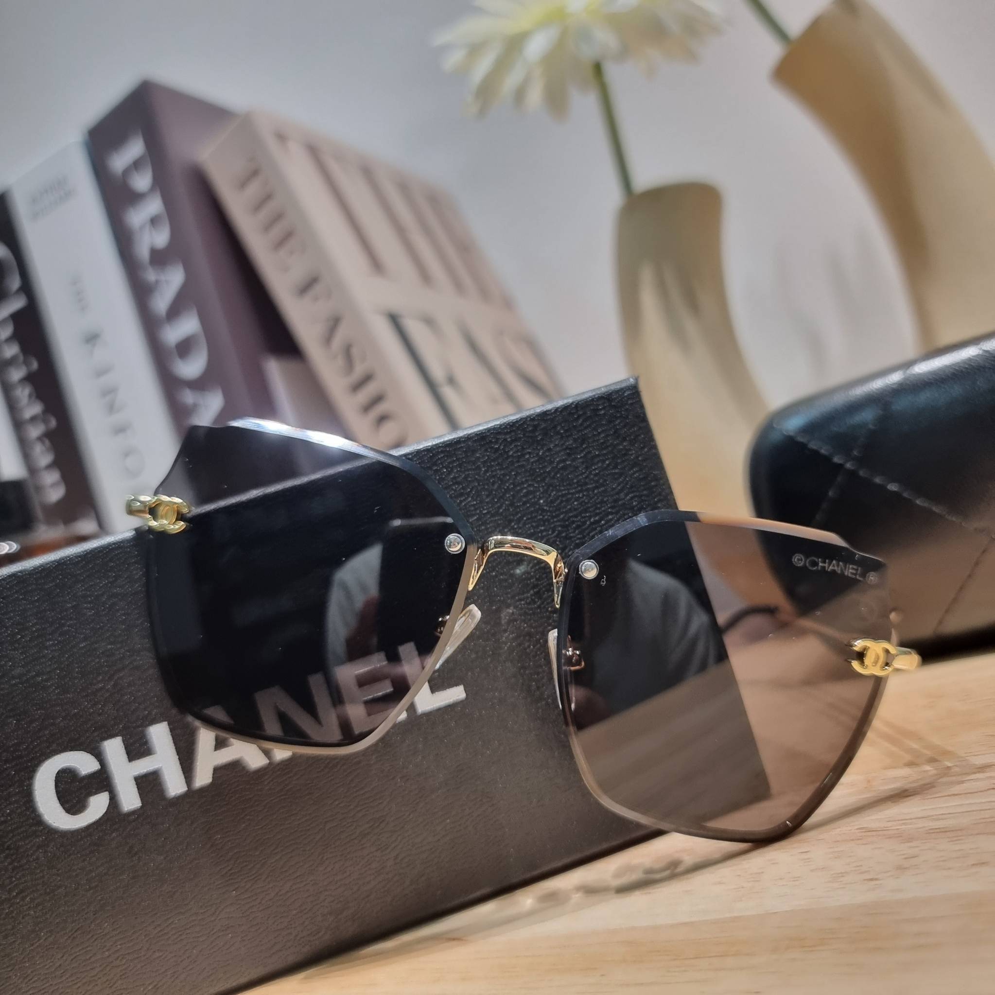 Chanel Sunglasses UV protection gift Box set สุดคุ้ม มาพร้อมอุปกรณ์ครบเซ็ท ดีไซน์ชิคมากแม่!! รับรองไม่ซ้ำใคร ใส่เสริมโหงวเฮ้ง ดูผู้ดี มีพกติดตัวไว้ไม่ตกเทรนด์ ใช้ได้ทุกโอกาส