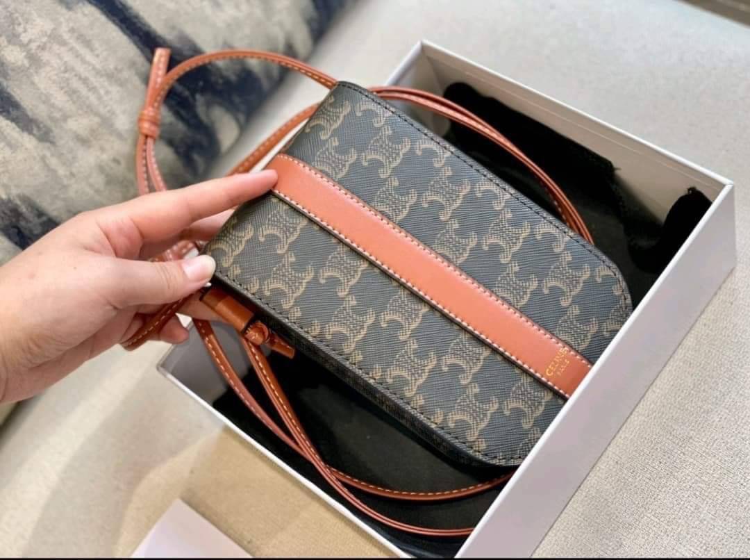 Celine Phone Pouch in Triomphe Canvas and Calfskin Tan / Celine phone bag กระเป๋าใส่โทรศัพท์เรียบหรู ด้วยลวดลาย Triompe ที่แสดงถึงความเป็นเอกลักษณ์ของแบรนด์ ช่องหลักที่มีความกว้าง สามารถใส่โทรศัพท์มือถือ ธนบัตร บัตรต่าง ๆ และของจุกจิกชิ้นเล็ก ๆ ได้แบบจุใจ