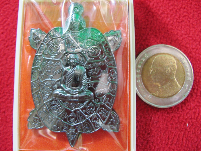 เหรียญพญาเต่าเรือน หลวงพ่อสนั่น รุ่นนาสังสิโมโพธิสัตโตฯ เนื้อทองแดงรมดำ หลังเรียบจารมือ ฝังตะกรุดเงิน วัดกลางราชครูธาราม พร้อมกล่องเดิมค่ะ