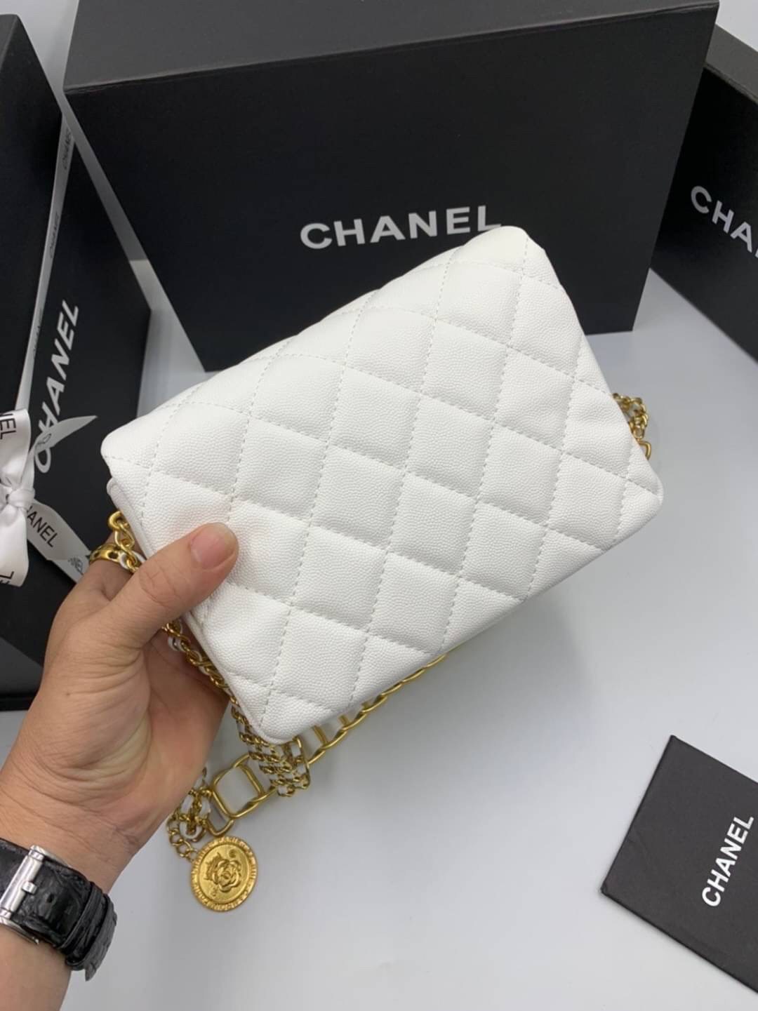 หนังแท้ VIP GIFT CHANEL Small Black Quilted Caviar Classic Flap Coin Charm Soul Chain คอลเลคชั่นใหม่ล่าสุดเลยค่ะ สายสะพายเก๋มาก ห้อย charm วงกลมสีทอง หนังคาเวียสีดำขนาด 8.5” ใส่ iPhone ได้ทุกรุ่นใส่ได้สบายๆ เลยค่ะ รุ่นใหม่เริ่ดมากจ้า