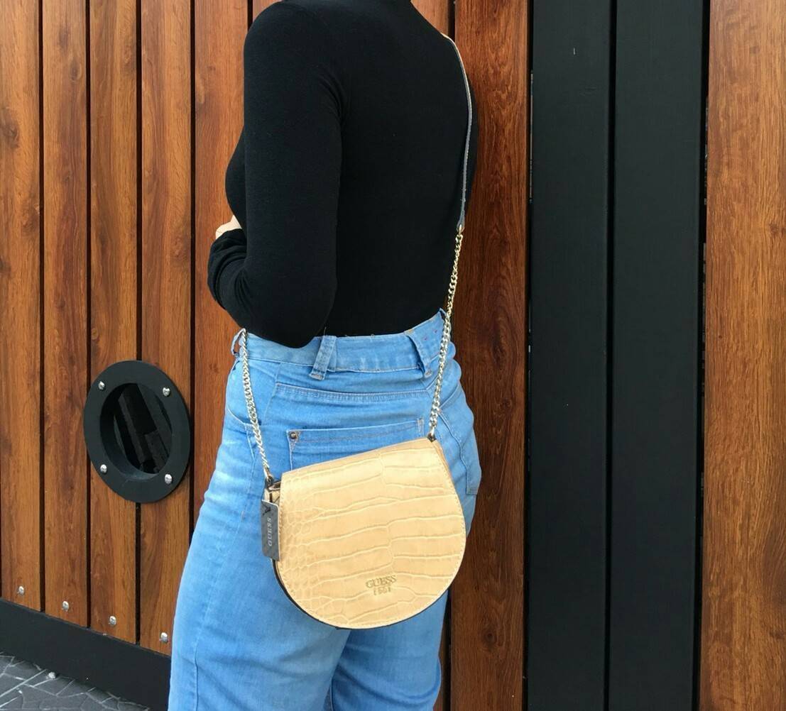 Guess croc crossbody bag กระเป๋าสะพานดีไซน์เก๋ ทรงน่ารัก ฝาพับโค้งดีไซน์สวย ด้านหนังปั๊มลาย croc ประดับ logo brand สีทอง เปิดปิดด้วยกระดุม มีช่องเล็กลับใส่บัตรได้ ช่องใหญ่บุผ้า ลายแบรนด์ มีช่องใส่ของแยก ใส่มือถือได้ทุกรุ่น มาพร้อม สายยาวโซ่ต่อหนัง ใบนี้เห