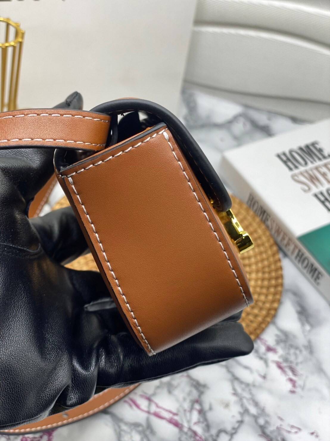 หนังแท้ CELINE MINI TRIOMPHE IN TRIOMPHE CANVAS AND CALFSKIN ใบเล็กน่ารัก งานหนังแท้ทั้งใบ กระเป๋ามินิทรงชิค ดีไซน์รูปกล่องสุดแสนมินิมอล สามารถสะพายแบบ Crossbody และยังเป็น Belt Bagได้อีกด้วย แบบไม่มีตกยุค ด้านหน้าโดดเด่นด้วยโลโก้สีทอง เป็นอีกหนึ่งตัวเลือ