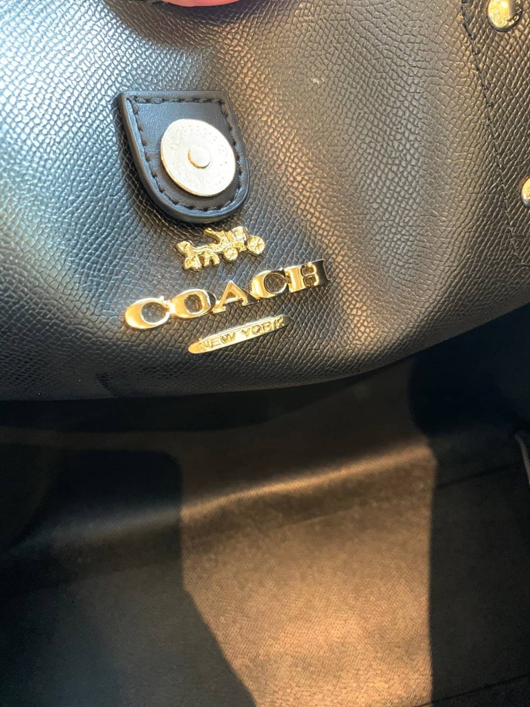 COACH TOWN TOTE SIGNATURE BAG((76636)) พร้อมส่งอีกครั้ง! กระเป๋าใบใหญ่หนังแท้ สวยงามค่ะ ป้ายอะไหล่แบรนด์แบบโลหะสีทองสวยหรูมากๆ เปิดปิดกระเป๋าแบบกระดุมแม่เหล็ก ใช้งานง่าย ภายในกว้างมากๆค่ะบอกเลย สาวๆที่สัมภาระเยอะหายห่วงค่ะ พร้อมช่องกระเป๋าซิปให้ใส่มือถือห