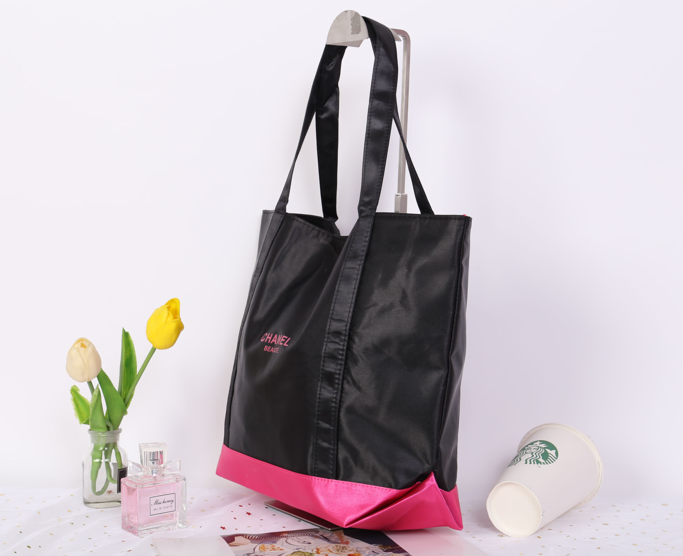 Chanel Satin Shoulder bag วัสดุ (Material) : Satin กระเป๋าสะพายข้าง ขนาดกำลังดีค่ะ ใส่เอกสารหนังสือได้นะคะ ด้านในซับผ้าลายเดียวกับสีกระเป๋าเลยค่ะ เป็นกระดุมแม่เหล็กเปิดปิด สินค้าพรีเมี่ยมแท้ แถมจากเค้าเตอร์แบรนด์ประเทศญี่ปุ่นค่ะ