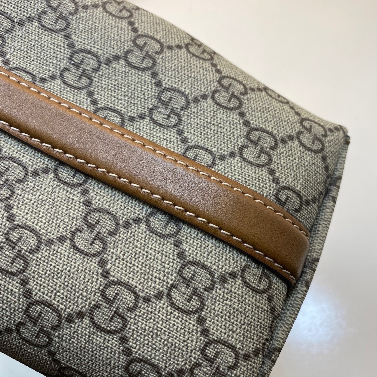 Top ORI หนังแท้ | GUCCI GG Emblem medium tote bag 30cm / GUCCI Tote Bag กระเป๋าสะพายทรงโท้ท คอลเล็กชั่นใหม่ตีความประวัติศาสตร์แห่งความสง่างามและงานฝีมือของแบรนด์ขึ้นใหม่