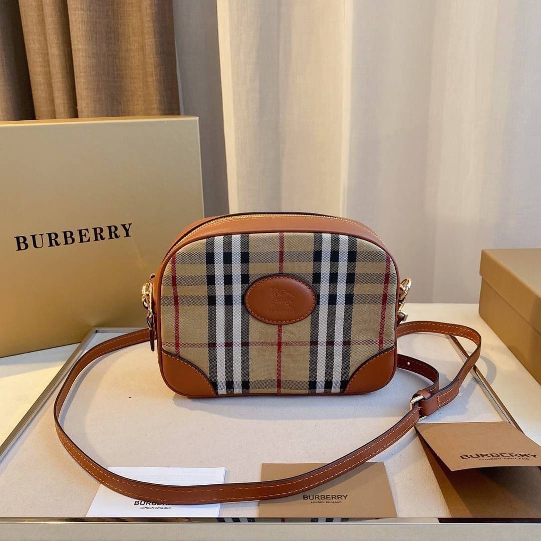 BURBERRY CROSSBODY VINTAGE BAG กระเป๋าสะพายทรง camera ซิปบน ลายซิกเนเจอร์แบรนด์ มาพร้อมสายสะพายยาวครอสบอดี้ งานสวยเป๊ะปั๊มทุกจุด สวยอยู่ทรง เปิดปิดด้วยซิปยาว ภายในมีช่องแบ่งเป็นสัดส่วน สามารถใส่มือถือ iphone เงิน ของจุกจิกได้ สายสะพายหนังยาวปรับระดับได้ อ