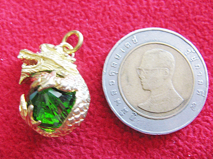 จี้มังกรถือลูกแก้วสีเขียวอ่อนค่ะ