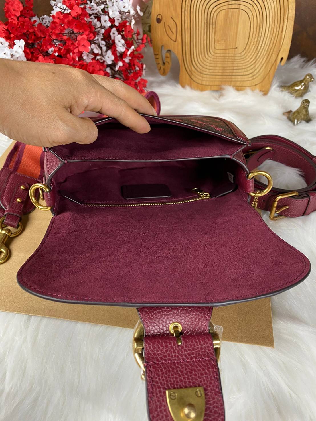 COACH BEAT SADDLE BAG WITH HORSE AND CARRIAGE C0747 ฮอตไฟลุก! สีหายาก ละมุนคุณหนู คอลเลคชั่นใหม่ ดีไซน์หรูหรา พิเศษมากๆมาพร้อมสายสะพาย 2 เส้น ใช้คู่กันหรือแยกสะพายก็สวยครบสูตร กระเป๋าสะพายทรง saddle คลาสสิค เปิด-ปิดด้วยกระดุมแน่นหนา ภายในเป็นช่องโล่ง ใส่ข