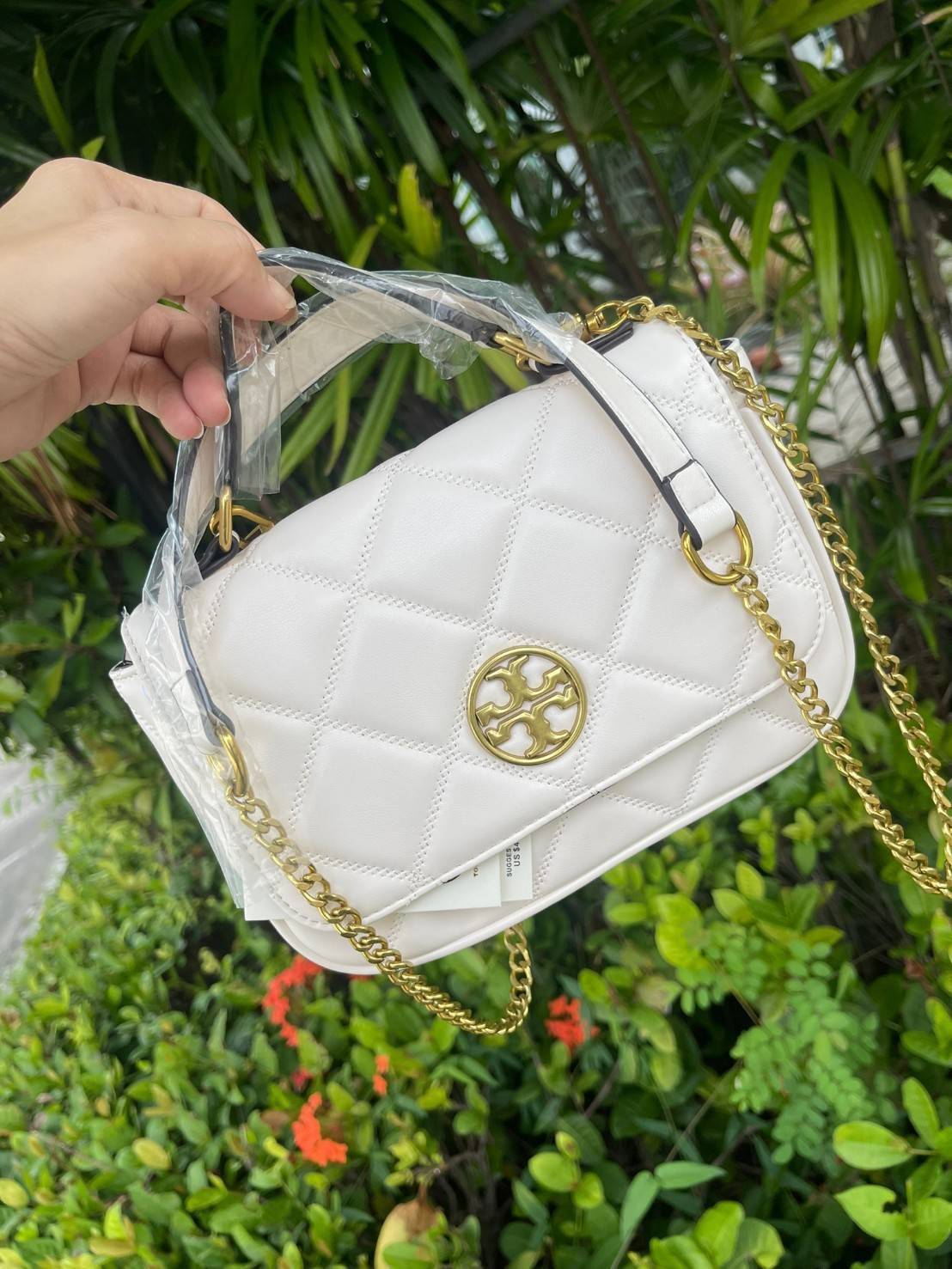 Tory burch crossbody and mini top handle Bag กระเป๋าถือที่มีดีไซน์แสนจะธรรมดาแต่ให้ลุดสุดชิด โดยลวดลายการเดินด้ายกระเป๋าที่มีรสนิยมดูแล้วคลาสสิค ตัวกระดุมของกระเป๋าเปิด-ปิดได้ง่าย หนังมีความนิ่ม จะถือก็ให้ความเก๋ได้อีกแบบ เหมาะกับการไปเที่ยวทั้งในวันสบาย