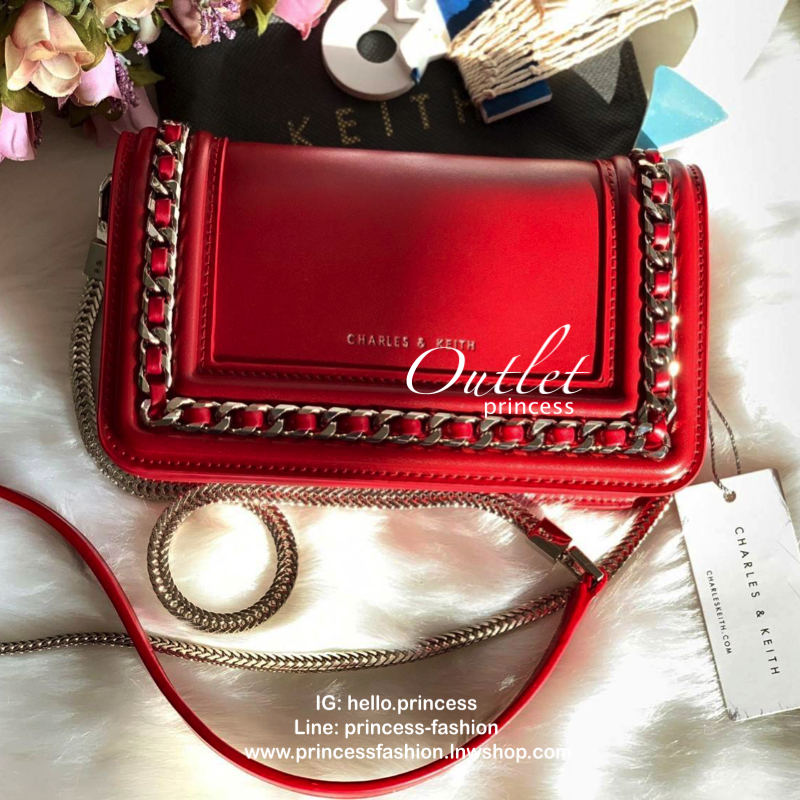 CHARLES & KEITH CHAIN DETAIL CLUTCH BAG กลับมาอีกครั้ง รุ่นขายดี สีออกใหม่ค่ะ!! กระเป๋าทรงคลัท//สะพายข้างได้ วัสดุหนังเรียบ ผิวเงา ตัวกระเป๋าแต่งอะไหล่โซ่เงินเพิ่มความเก๋เข้ามาค่ะ เปิดปิดกระเป๋าแบบกระดุมแม่เหล็ก ฝาปิดด้านบนมีช่องซิปใส่ของจุกจิกค่ะ ภายในมี