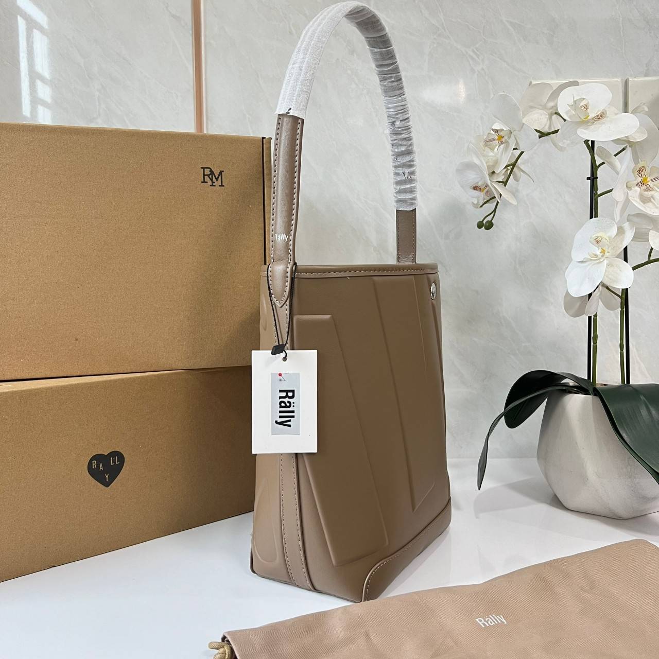 Rally The Bag Whisper กระเป๋าทรงบัคเก็ตงานหนังรุ่นใหม่ ฮอทติดลมบน มาแรงสะพายกันทั่วบ้านทั่วเมือง สายแบกสายขนห้ามพลาดจุของได้เยอะ รุ่นหนังผิวสัมผัสนิ่มมือ ทนทาน