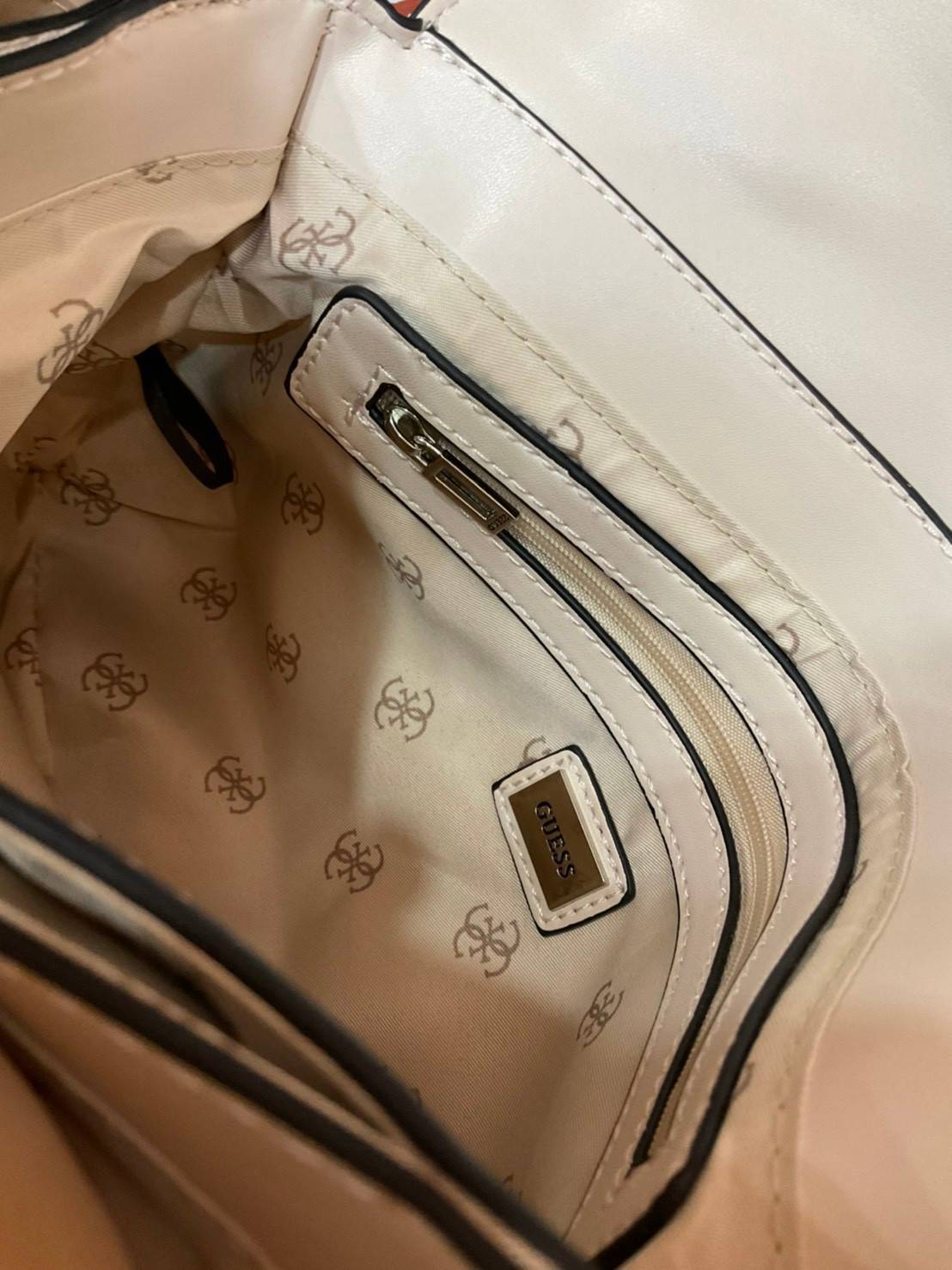 ของแท้ 💯% 】GUESS BLAKELY TOP HANDLE FLAP BAG กระเป๋สะพายรุ่นใหม่ล่าสุด รุ่นยอดนิยมสวยอยู่ทรง วัสดุหนังนิ่ม น้ำหนักเบา มีฐานกว้างตั้งอยู่ทรง ด้านหน้าประดับด้วยโลโก้แบรนด์สวยโดดเด่น