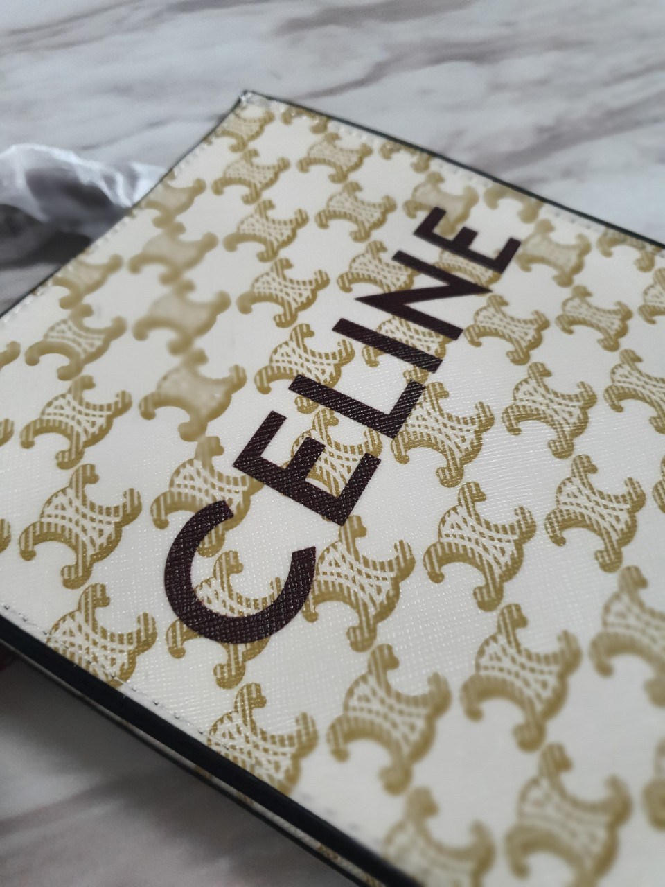 พรีเมี่ยมกิ๊ฟแท้ 100% 】CELINE HAND CARRY AND CROSSBODY BAG VIP GIFT WITH PURCHASE (GWP) พรีเมี่ยมกิ๊ฟ Limited จาก CELINE HAUTE PARFUME DUTYFREE COUNTER วัสดุ COATED CANVAS ดีไซน์ทรงเหลี่ยมสวยหรูสุดคลาสสิคในสไตล์สาว Lisa หนังสวยอยู่ทรงกันน้ำ