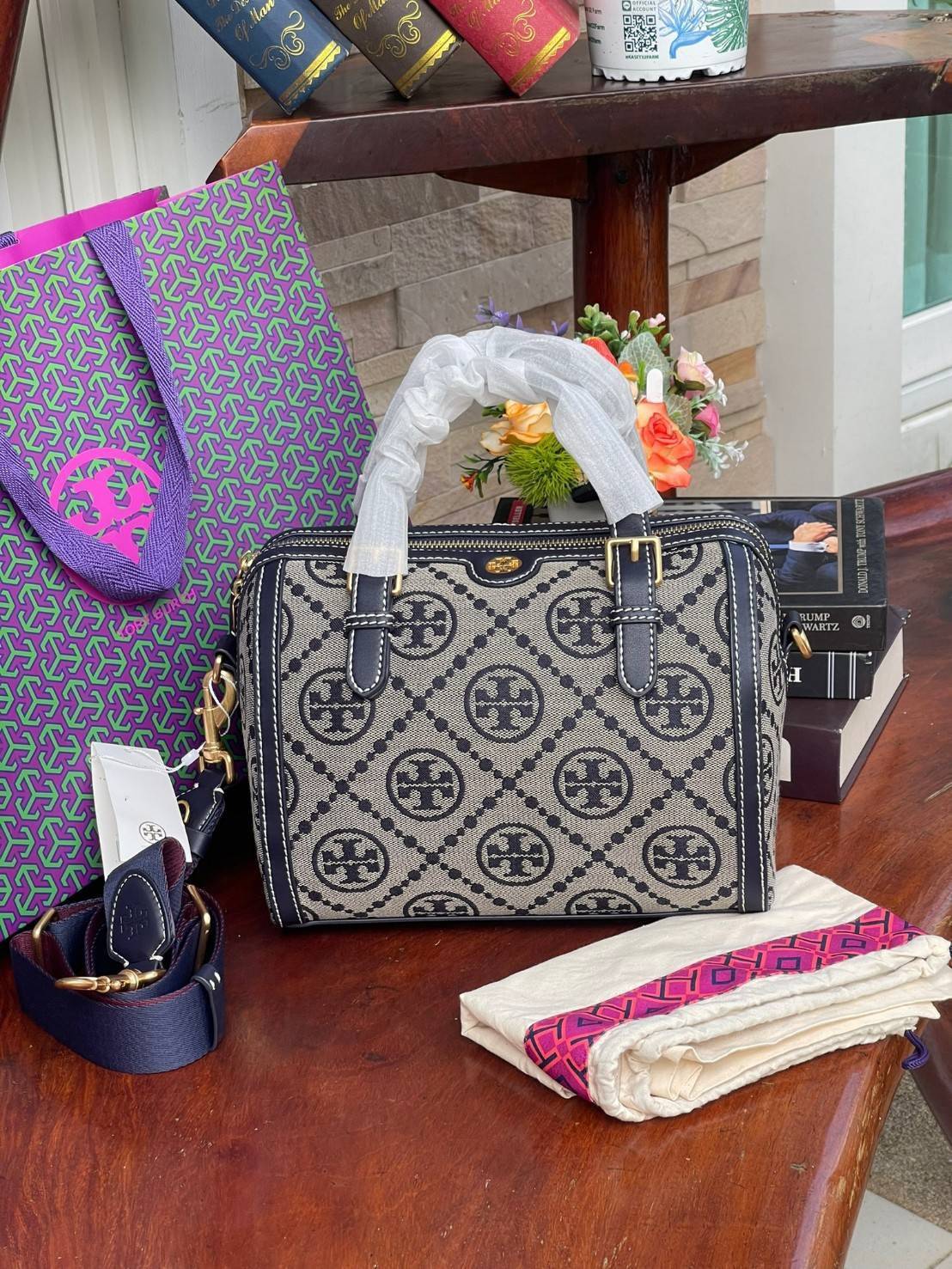 Large: Tory burch T Monograme Jacquaed Duffle เป็นทรงกระเป๋าที่มีความฮอตฮิตตลอดกาล ด้วยรูปทรงคลาสสิคและเหมาะใช้งานเข้ากับทุกสถานการณ์ ไม่ว่าจะเป็นกระเป๋าสะพายไหล่ เพิ่มความคล่องตัวและเข้าได้กับทุกลุค ไม่ว่าจะเป็นวันสบายๆ หรือวันที่ต้องออกไปทำกิจกรรมลุยๆ ห