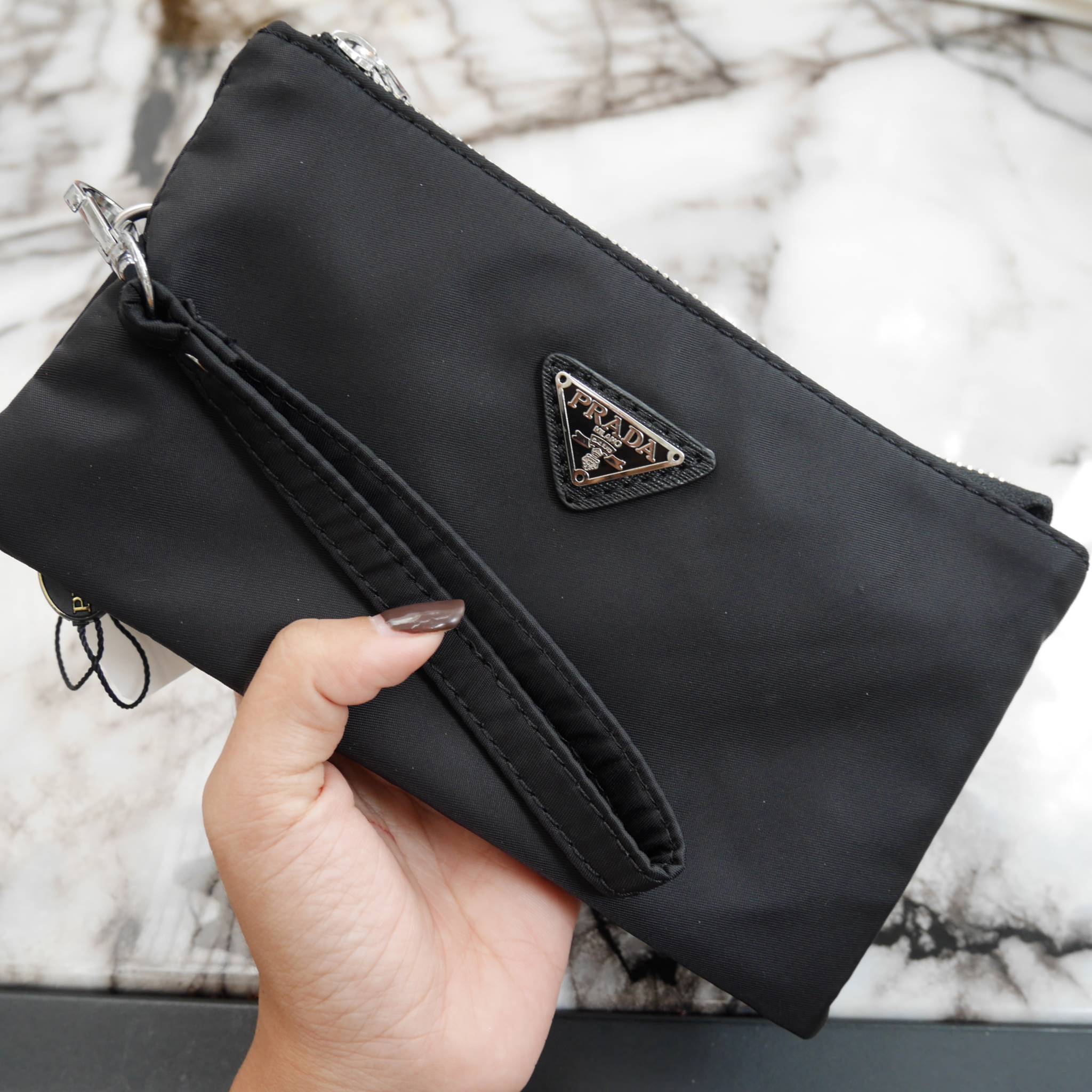 ได้งานมินิน่ารัก กระเป๋าคล้องมืองานพรีเมี่ยมกิ้ฟท์ จาก PRADA มาค้า ตัวนี้คุ้มสุดๆ โดดเด่นที่ ตัวกระเป๋าผ้าไนล่อน **อะไหล่เงินเงา น้ำหนักเบา สายคล้องแขนถอดได้ มีช่องแบ่งเก็บของ 3 ช่องซิปเลย ช่องตรงกลางสามารถ ใส่บัตรได้ด้วยค้า ใส่ iphone6 ได้น้าาา **สวยคุ้ม