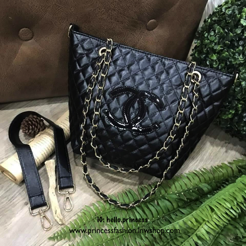 Chanel GWP Tote Bag With Chain New arrival! กระเป๋าสะพายทรง Tote VIP Gift With Purchase รุ่น Limited Edition VIP gift ของแท้จาก Chanel Perfume Counter วัสดุหนังเรียบลายตาราง ขนาดกำลังดี น้ำหนักเบา ด้านหน้ามีโลโก้ เปิดปิดด้วยกระดุมแม่เหล็ก ภายในมีโลโก้ และ