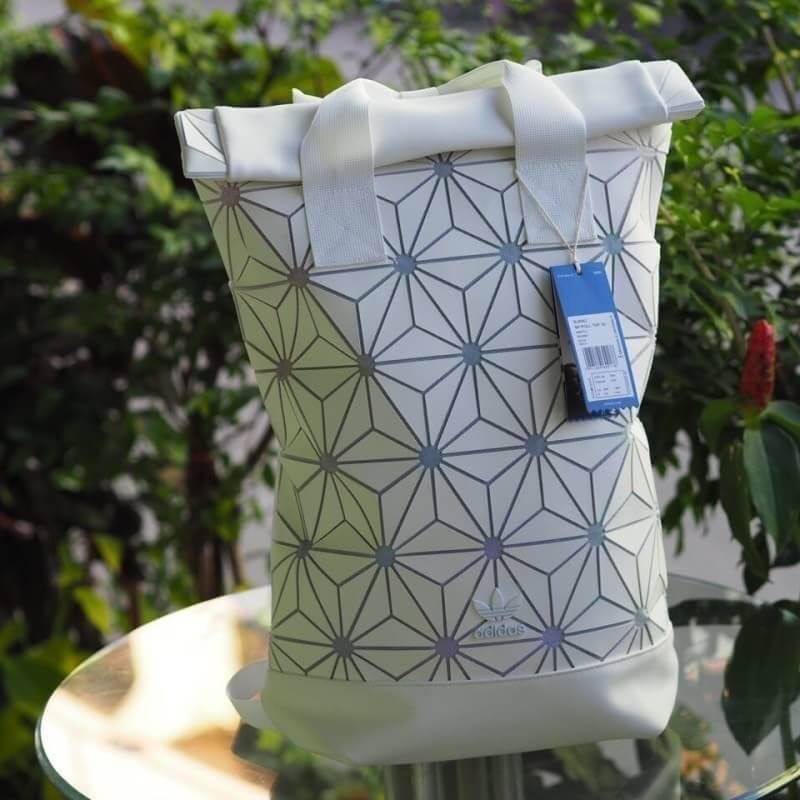 Adidas 3D Roll Top Backpack กระเป๋าเป้ Unisex ดีไซน์สุดฮิตสไตล์ ISSEY MIYAKE ใช้ได้ทั้งชายและหญิง เปิดปิดแบบ Roll Top ด้านหน้ามีโลโก้ ด้านหลังมี1ช่องซิป หัวซิปตีแบรนด์2ฝั่งตามคอลเลคชั่นY2018สวยดูดีใบใหญ่กำลังดีน้ำหนักเบา ภายในกว้างและจุ มีโลโก้ ช่องซิปช่อ