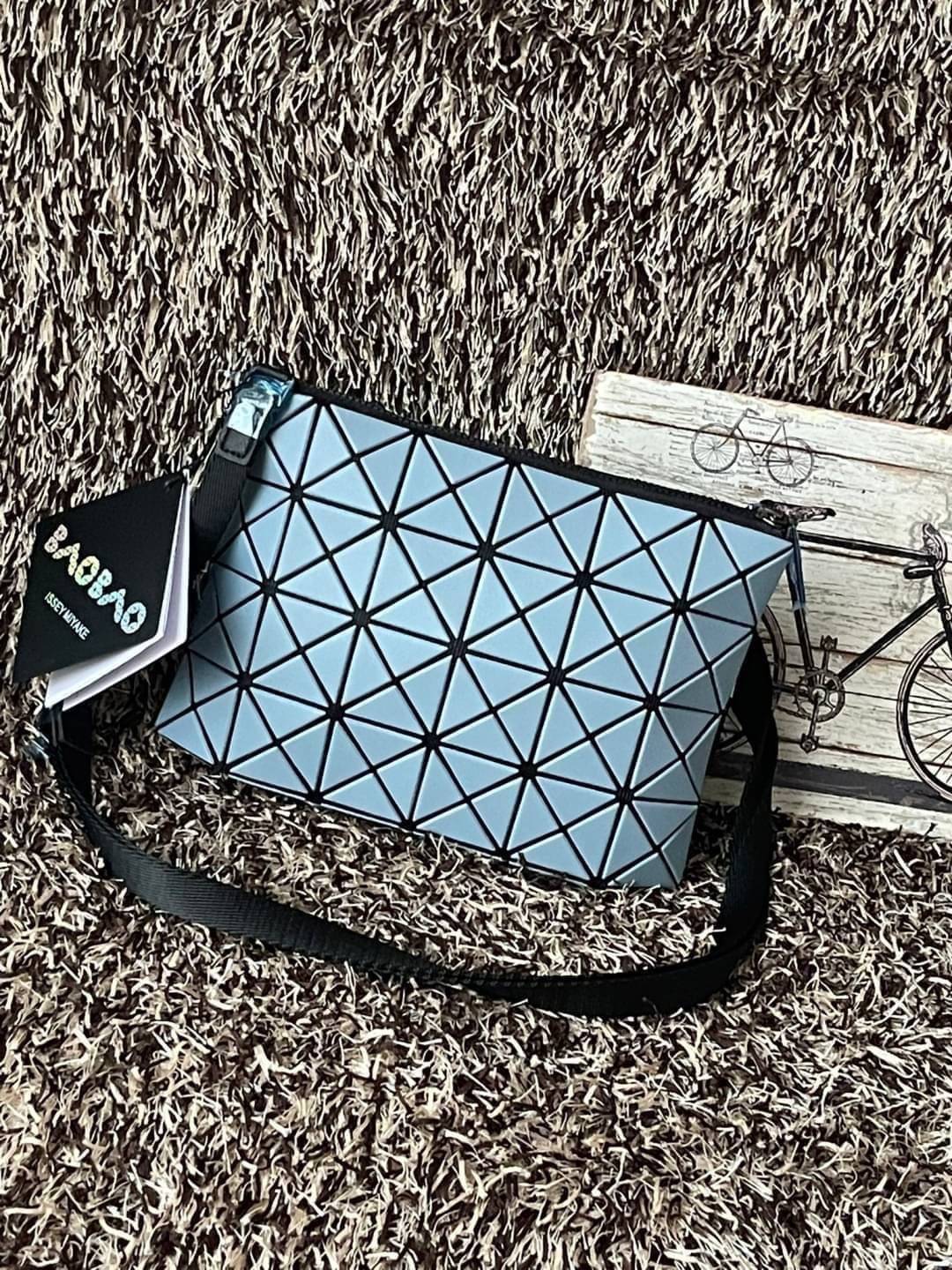 Baobao Issey Miyake Prism Kangaroo crossbody bag กระเป๋าสะพาย Crossbody รูปทรงสี่เหลี่ยมผืนผ้า ไซส์กำลังพอดี เห็นแบบนี้บอกเลยว่าใส่ของสำคัญได้แบบครบถ้วน ไม่ว่าจะเป็นโทรศัพท์ กระเป๋าตังค์ หรือพาวเวอร์แบงค์ จัดเป็นอีกหนึ่งรุ่นที่น่ารัก สายสะพายปรับได้ตามควา