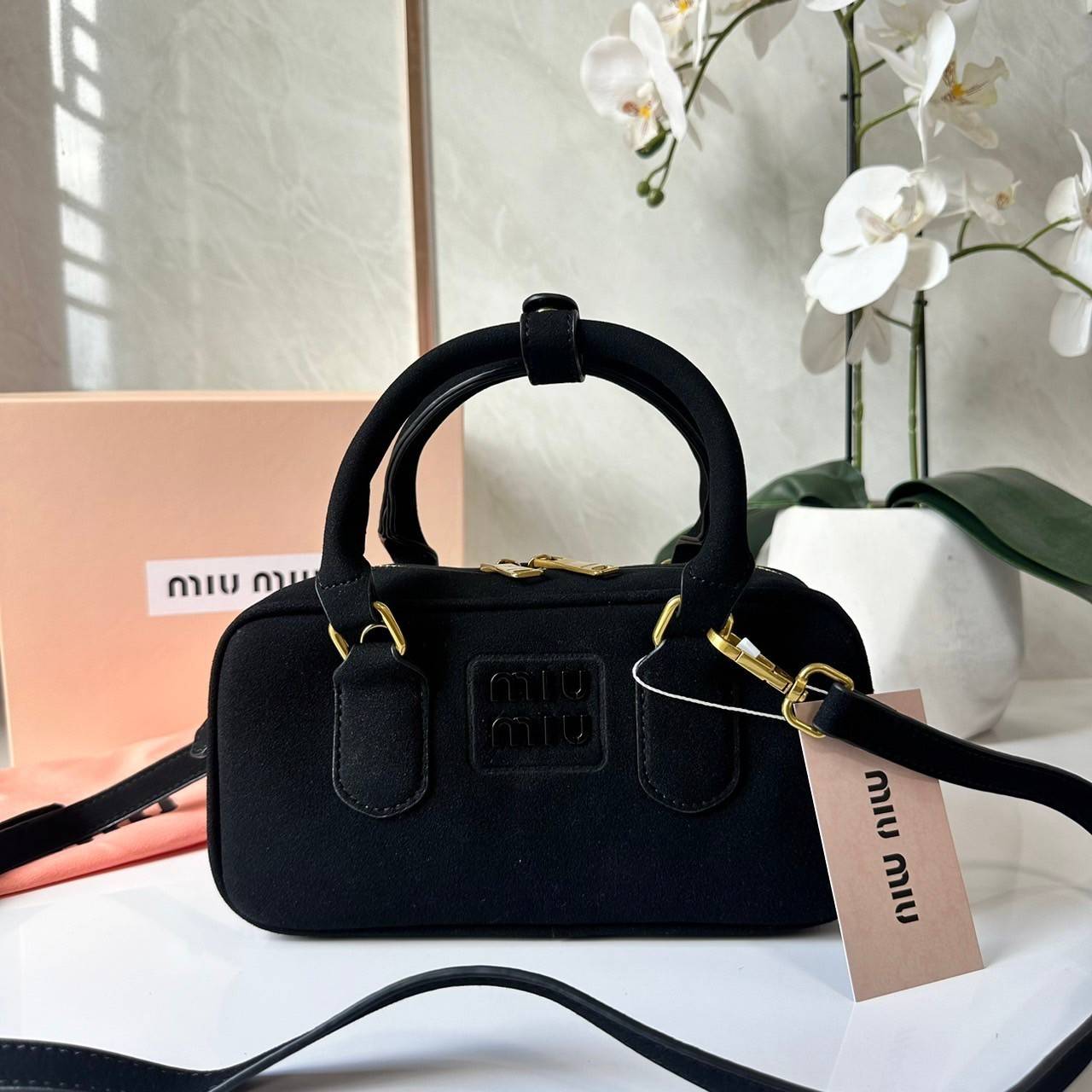 MIU MIU Arcadie padded suede top-handle bag กระเป๋าถือ/สะพาย คอลใหม่ล่าสุด รุ่นฮอทดีไซน์เหลี่ยม งานกำมะหยี่หนังกลับสวยละมุน น่ารักน่าใช้มากค่ะ
