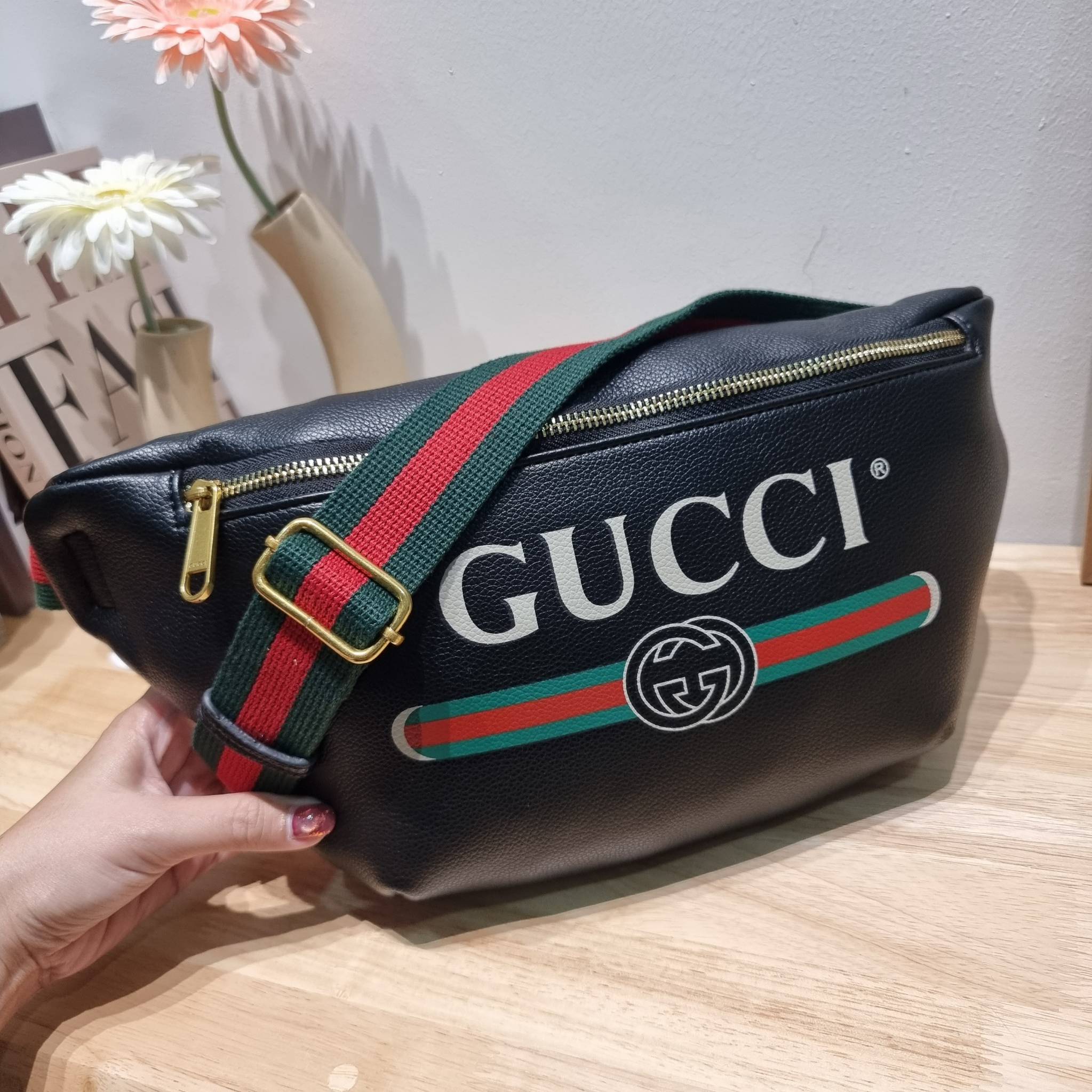 GUCCI Print Logo Belt Bag / GG LEATHER BELT BAG ไอเท็มยอดฮิต ขึ้นแท่น best seller กับกระเป๋าคาดอก ไซส์ใหญ่จุได้คุ้มค่า รูปทรงคลาสสิค พกพาง่าย ดีไซน์ลวดลายเอกลักษณ์ที่เป็นกิมมิค สายสะพายปรับได้ตามชอบ