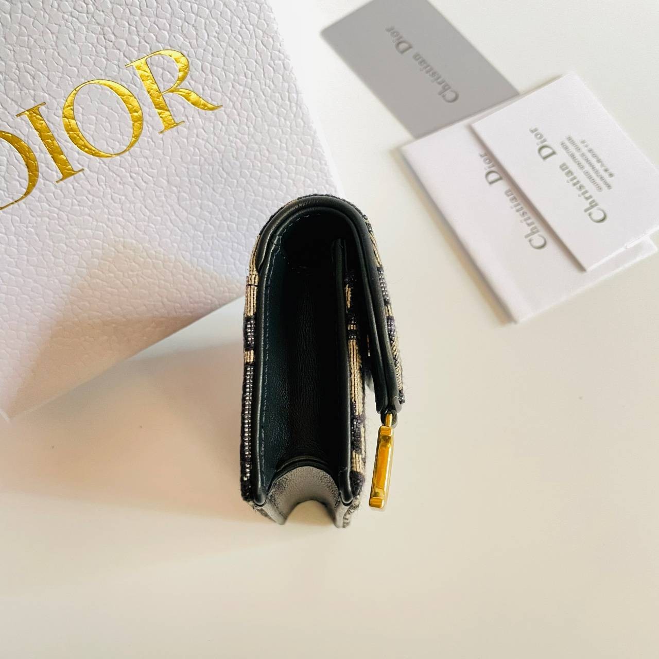 VIP 】DIOR MONOGRAM SADDLE FLAP CARD HOLDER BLACK กระเป๋าใส่บัตร ใส่เหรียญ วัสดุหนังแท้ และผ้า Jacquard อย่างดี ทอสวยงามที่สุด ผสมผสานความสง่างามและคลาสสิกที่เข้ากับยุคสมัย ด้านหน้าโดดเด่นด้วยซิกเนเจอร์ของ Christian Dior อะไหล่สีทองอ่อน เงางาม เป็นอีกหนึ่ง