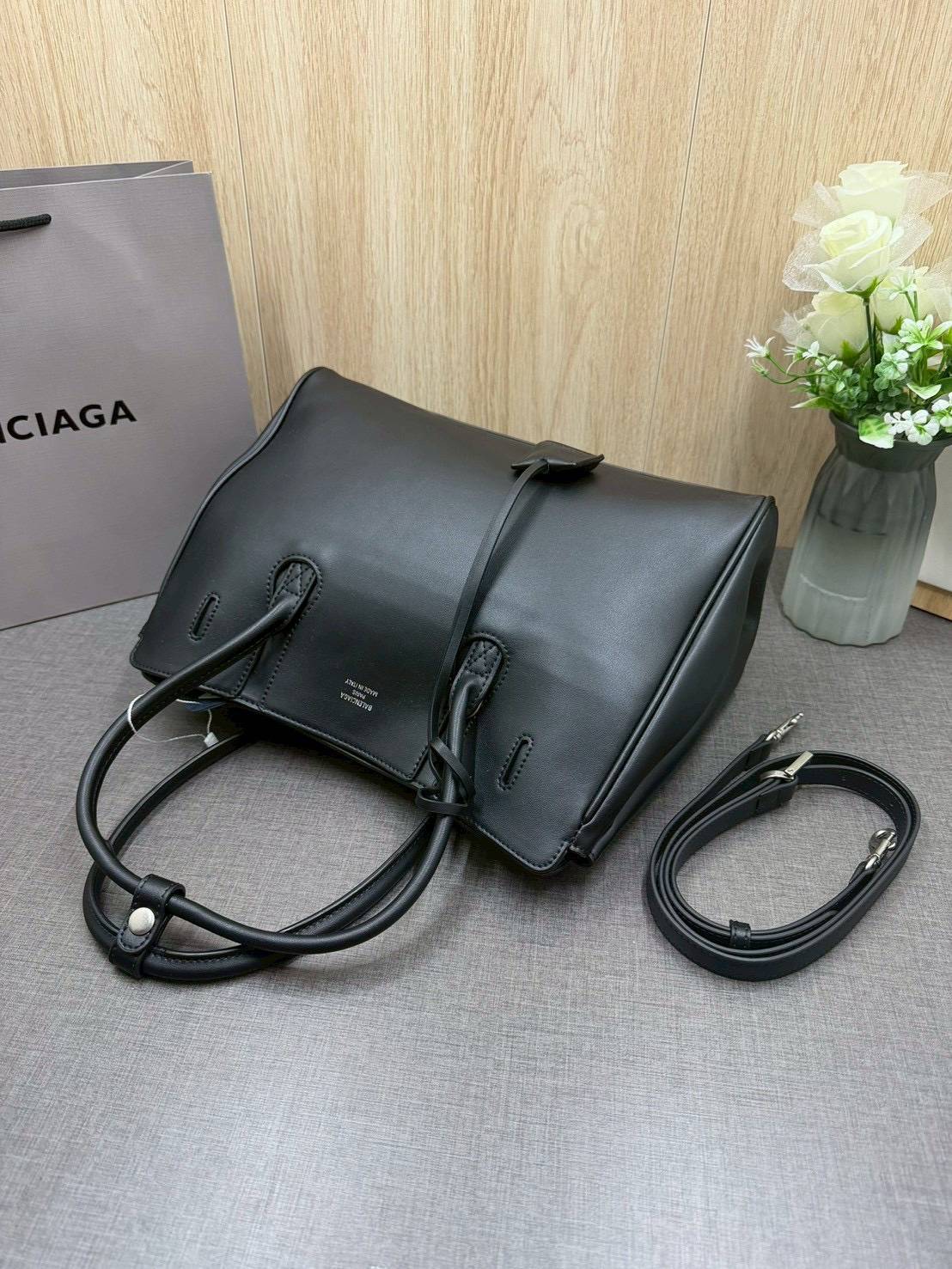 ORI หนังแท้ | Balenciaga Carry All Hampton Bag / Balenciaga Tote Bag 33cm กระเป๋าสะพายทรงโท้ท ภายในโล่งกว้าง ดีไซน์เรียบง่าย เรียบหรู