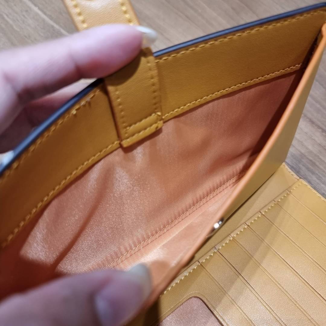 COACH C3371 TECH PHONE WALLET WITH SPACED WILDFLOWER ดีไซน์ใหม่ คอลเลคชั่นสวยหรู กระเป๋าสตางค์พร้อมสายคล้องมือ ง่ายต่อชีวิตมากจ้า!! มันดีอะไรเบอร์นี้ ใส่ได้ทั้งบัตร และโทรศัพท์ก็ใส่ได้ทุกรุ่น แถมยังมีช่องซิปแยกไปอีก ช่องเยอะไม่ต้องห่วงจริงๆ วัสดุหนังแคนวา