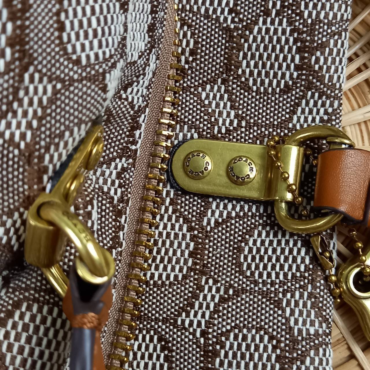 คอลเลคชั่นนี้ เด็ดมากๆ🌺😎//>>COACH ROGUE TOTE IN SIGNATURE TEXTILE JACQUARD(COACH C6161)🍁กระเป๋าทรงTOTE ใบใหญ่ จุของได้สะใจสุดๆ จะถือ หรือสะพายได้ตามดีไซน์การใช้งาน มีสายสะพายยาวให้ 2 เส้น แบบสะพายคู่//วัสดุ JACQUARD ตัดขอบหน้