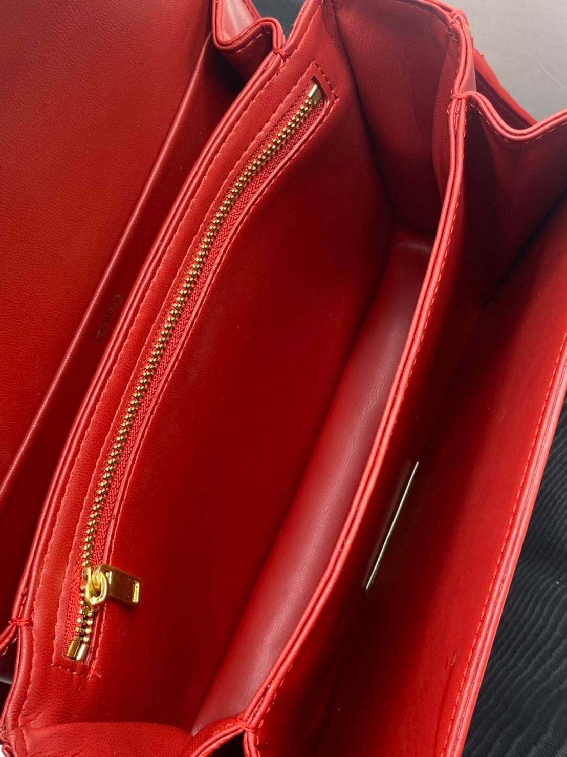 หนังแท้ CELINE TRIOMPHE CROSSBODY BAG ดีไซน์ยอดนิยมสไตล์สาว LISA ทรงสี่เหลี่ยมหนังสวยหรูอยู่ทรงเปิดปิดด้วยฝาปิดโลโก้แบรนด์อะไหล่ทอง ภายในมีช่องหลัก ช่องย่อย และช่องซิป สามารถใส่มือถือของใช้จุกจิกได้เยอะ มาพร้อมสายสะพายหนังยาวปรับระดับได้ จะสะพายไหล่ CROSS