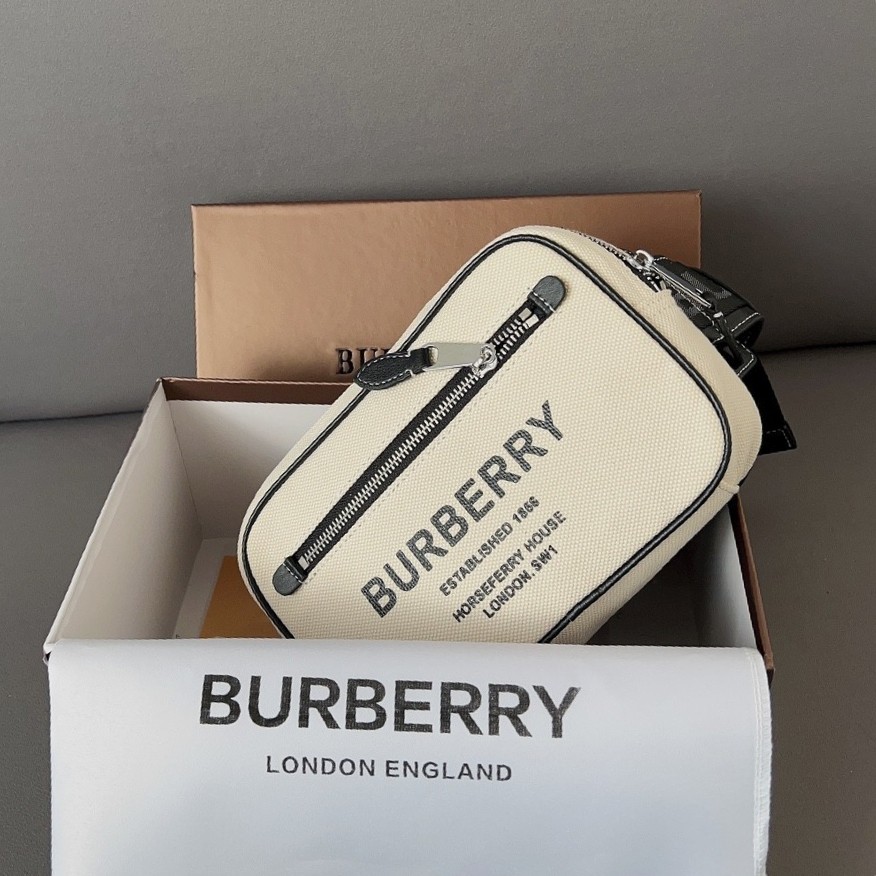 Burberry Canvas 'Horseferry' Bum Bag / BURBERRY CANVAS BELT BAG กระเป๋าทรงคาดอก คาดเอว อีกคอลเลคชั่นที่สามารถใช้ได้แบบ UNISEX วัสดุผ้าแคนวาสธรรมชาติ สกรีนโลโก้สีดำรอบใบ