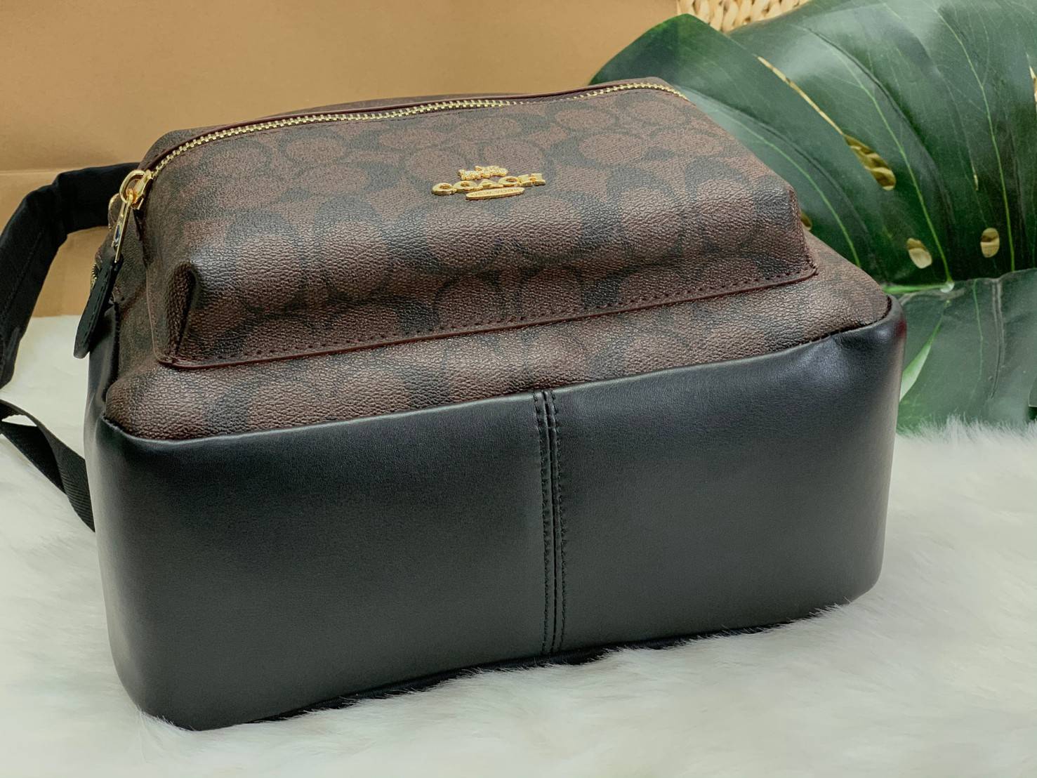 OUTLET 】COACH MEDIUM CHARLIE BACKPACK IN SIGNATURE ((32200)) พร้อมส่งที่ไทยอีกครั้งค่ะ! กระเป๋าสะพายหลังขนาดกลาง หนังแท้+ไนล่อน ด้านหน้ามีช่องซิปให้หนึ่งช่อง;เปิดปิดช่องหลักแบบซิปคู่ ภายในกว้างใส่สัมภาระได้จุนะคะ พร้อมช่องซิปให้อีกช่องค่ะ;สายสะพายสามารถเล