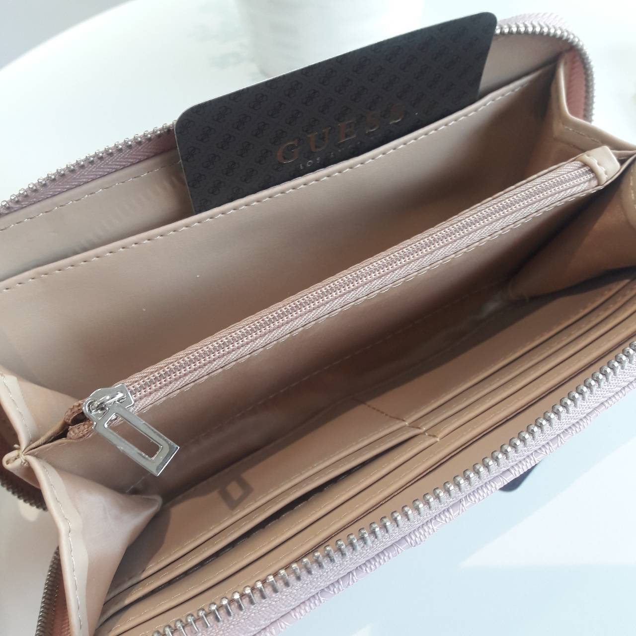 New Arrival!! ~~ Guess wallet กระเป๋าสตางค์หนังใบยาว ซิปรอบ พิมพ์ลายโลโก้ ด้านหน้าประดับด้วยโลโก้แบรนด์โลหะ เปิด-ปิดด้วยซิป แบ่งออกเป็น 2 ช่องใหญ่ สามารถใส่บัตรได้มากกว่า 6 ใบ ใส่ธนบัตรได้มากกว่า 2 ช่อง มีช่องใส่เหรียญและใส่มือถือได้ สวยหรู ต้องมีครอบครอง