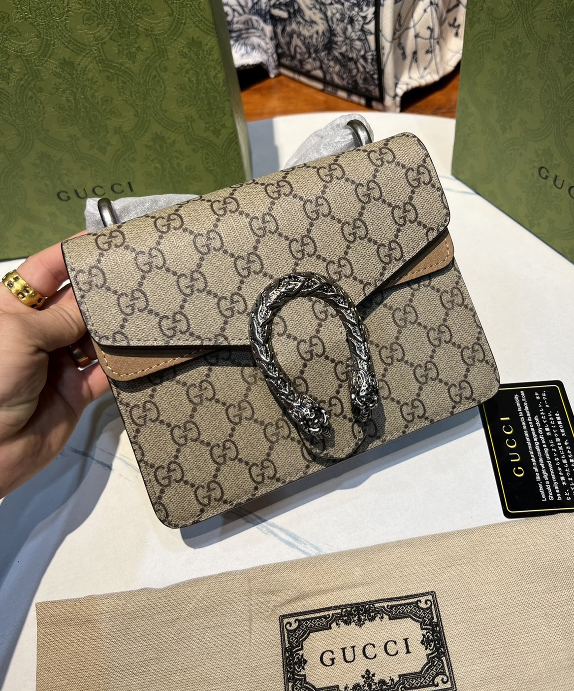 20CM / 7.5" หนังแท้ GUCCI Dionysus GG Supreme mini bag ฮอตไอเท็ม รุ่นนี้ขายดีขายหมด สวยหรู คุณหนู ผู้ดีมาก!! นานๆ มาจะมาน้าา รุ่นหายากค่ะ กระเป๋าสะพายข้าง ดีไซน์อยู่ทรง ขนาดกำลังสะดวกใช้สำหรับสาว วัสดุหนังแท้เต็มใบ ภายในแบ่งสัดส่วนได้เป็นอย่างดี งานจ