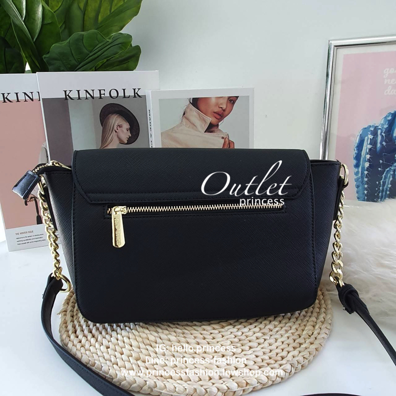 Michael Kors Crossbody Bag กระเป๋าสะพายแบบ crossbody หนังลาย saffiano เปิดปิดด้วยซิปแบรนด์ อะไหล่ทอง ด้านหน้าประดับโลโก้ โลหะแบรนด์ ด้านในบุผ้าแบรนด์สวยหรู น้ำหนักเบา มีช่องซิปใส่ของจุกจิกและช่องใส่มือถือ มาพร้อมสายสะพายยาวโซ่ทอง+หนัง ปรับได้หลายระดับ ขนา