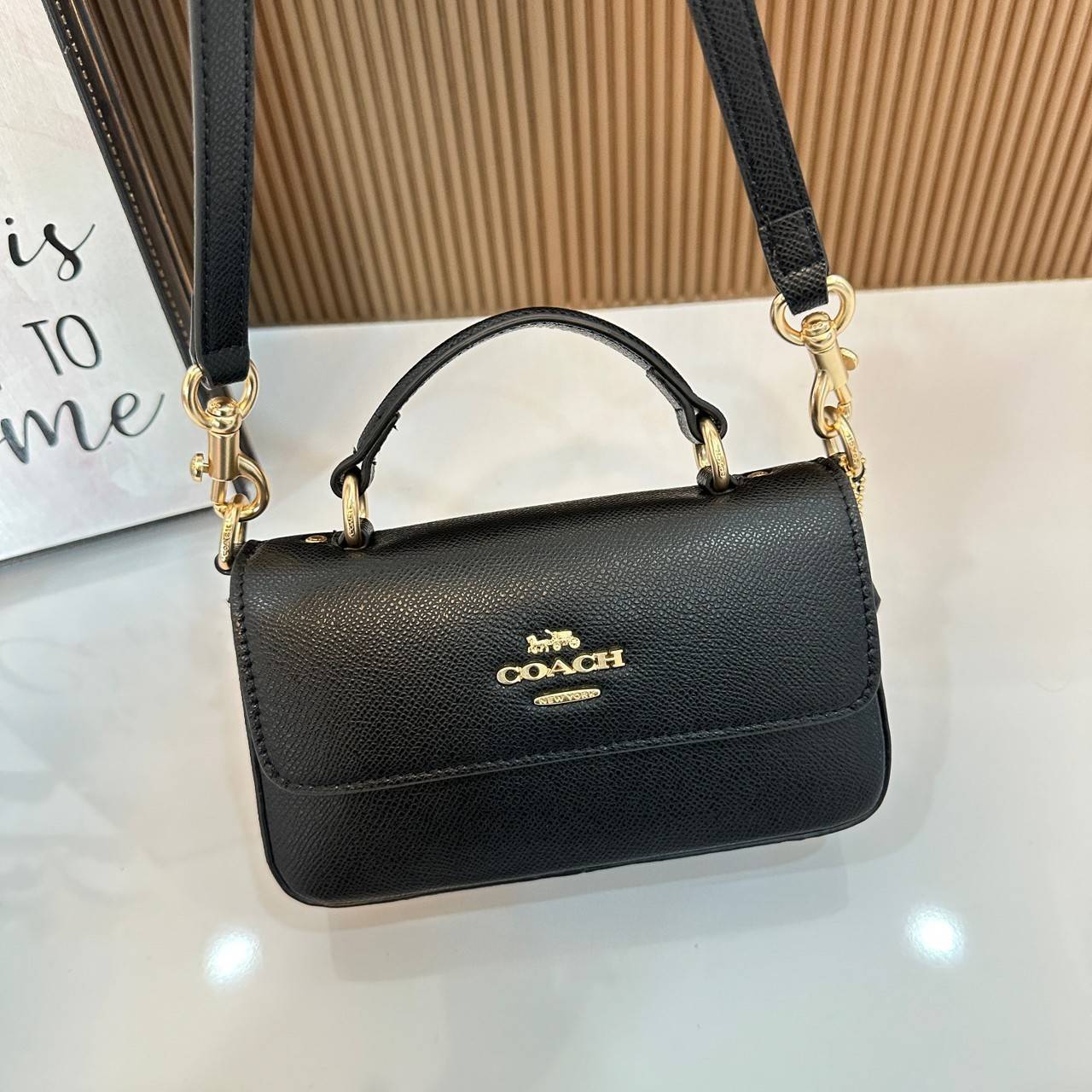 Coach Mini Josie Top Handle Crossbody In Blocked Signature Canvas (cc340) ใหม่ล่าสุด กระเป๋าสะพายหรือถือใบเล็กกระทัดรัด วัสดุหนังตัดขอบหนังแท้ ภายในช่องโล่งกว้างสามารถใส่โทรศัพท์ iPhonePro max ได้ มีช่องใส่บัตรเครดิต 2 ช่อง เปิดปิดด้วนกระดุมแป๊ก ซับในผ้า 