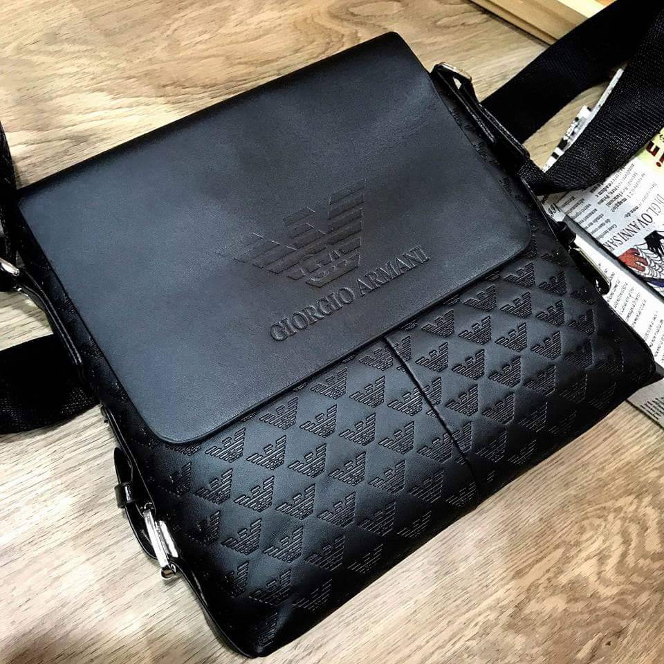 GIORGIO ARMANI CROSSBODY BAG Limited Edition จาก GIORGIO ARMANI JEANS เปิดปิดด้วยฝาปิดแม่เหล็กพร้อมซิปสะดวกใช้ ด้านหน้า ปั๊มโลโก้ และมีช่องใส่ของ ด้านหลังมีช่องซิป ขนาด กำลังดี น้ำหนักเบา กันน้ำ ใส่ ipad, กระเป๋าสตางค์ใบยาว, กล้อง, มือถือ และของใช้ได้เยอะ