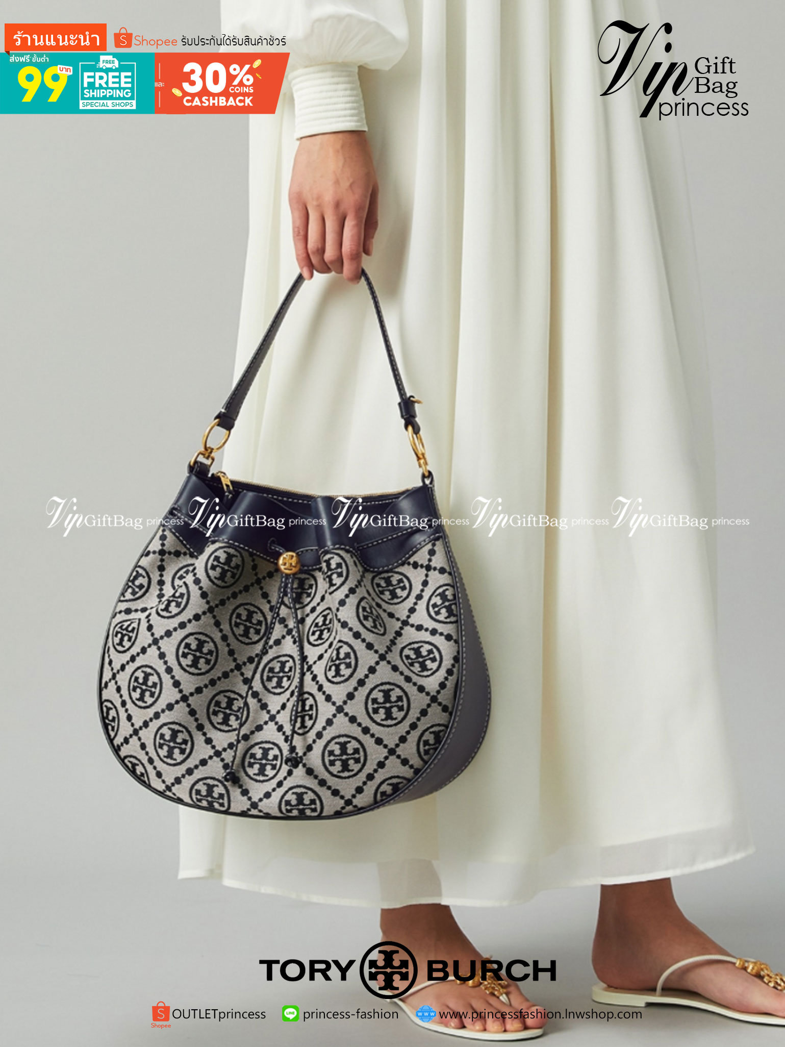 Tory burch t monogram jacquard drawstring hobo กระเป๋าถือและสะพายข้างทำจากผ้าใบ jacquard ตัดด้วยหนังแท้ อีกหนึ่งคอลเลคชั่นจาก T monogrameที่ออกแบบมาในรูปทรงกระเป๋า hobo ทรงสวย มีสไตล์เป็นทรงที่สาวๆนิยมใช้