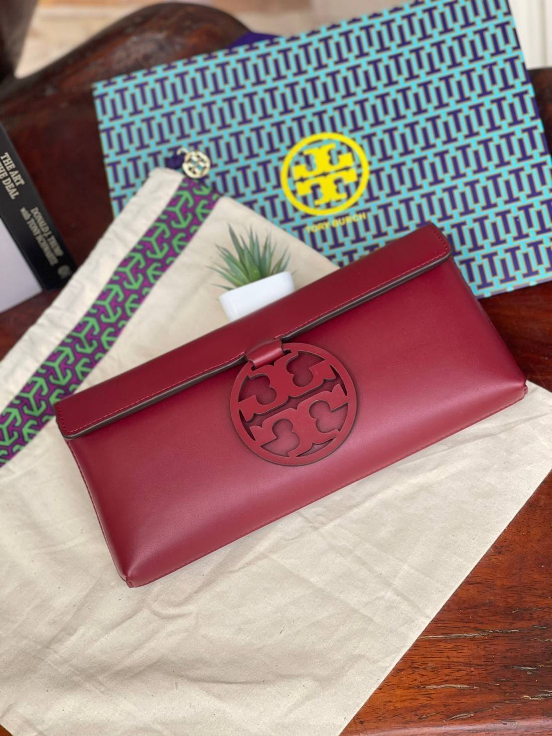 Tory burch Miller Metal clutch กระเป๋าคลัทช์ดีไซน์เรียบหรูออกแบบมาได้อย่างลงตัว ด้วยรูปทรงที่สวยงามและทันสมัย จากแบรนด์ Tory Burch ขนาดกำลังดี สามารถใส่กระเป๋าสตางค์หรือเครื่องสำอางค์ได้ตามขนาดกระเป๋า ในเรื่องของดีไซน์และLogo DoubleT เฉดเดียวกับสีของกระเป